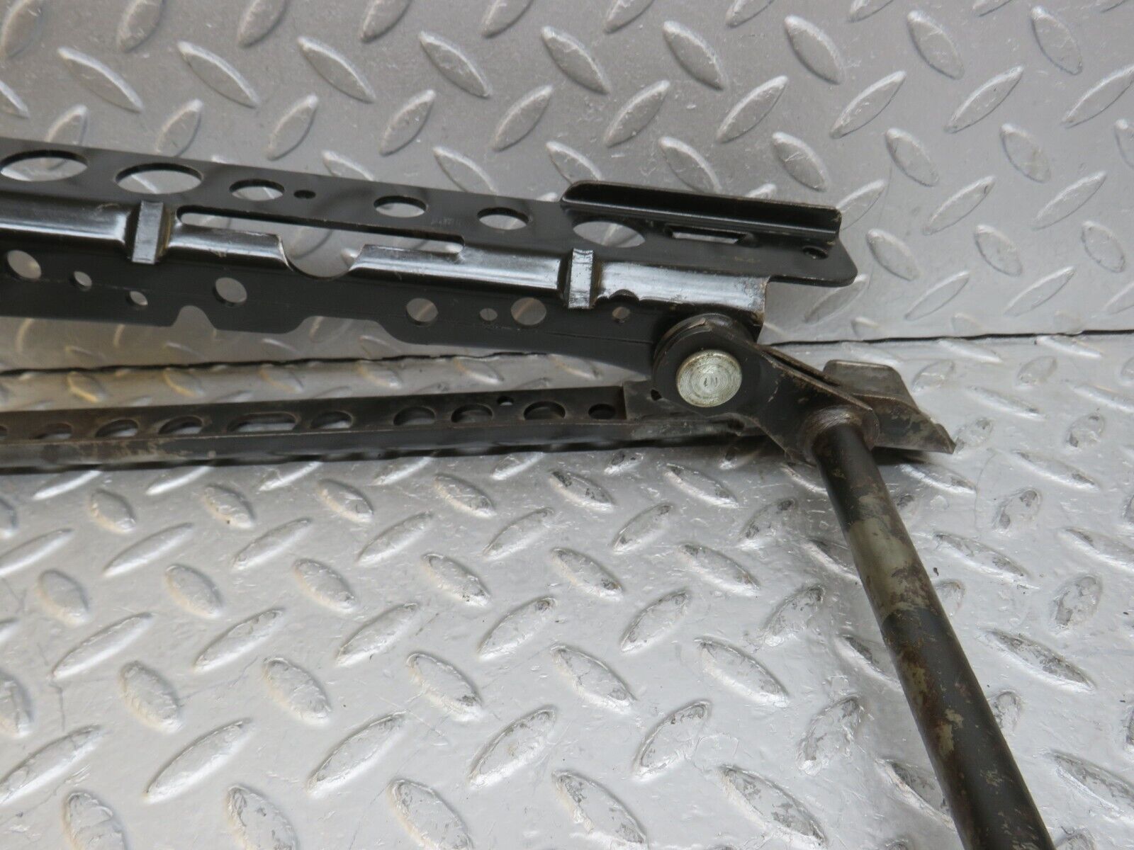 37157 Mercedes-Benz C126 420SEC Coupe Front Left Electric Seat Sliding Mechanism