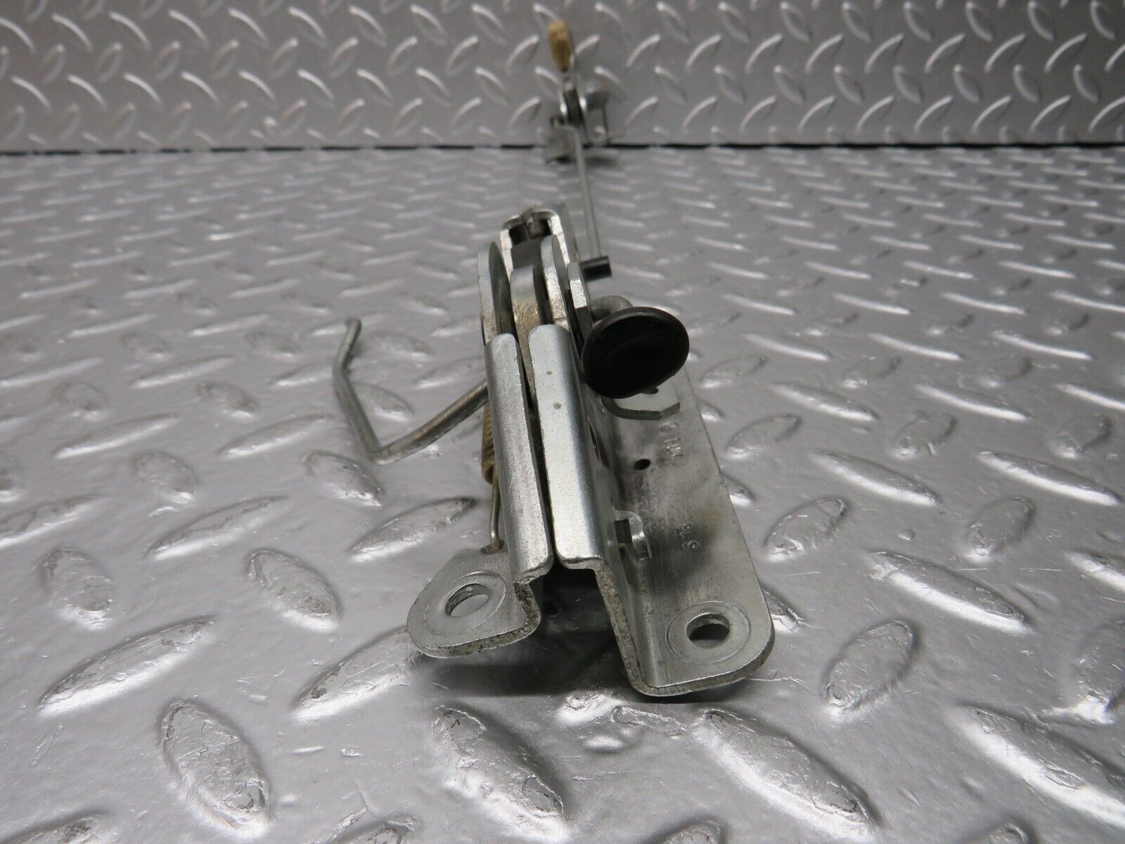 31409 Mercedes-Benz S124 220TE Wagon Rear Left Seat Bench Locking Mechanism