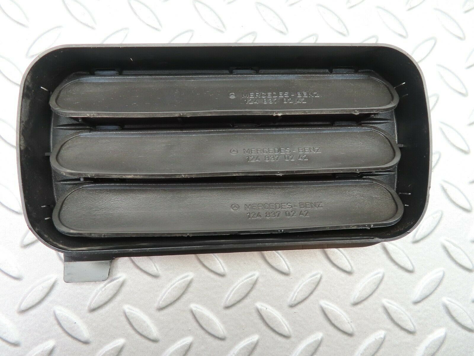 5580 Mercedes-Benz W124 230E Rear Air Intake Vent Right 1248370230