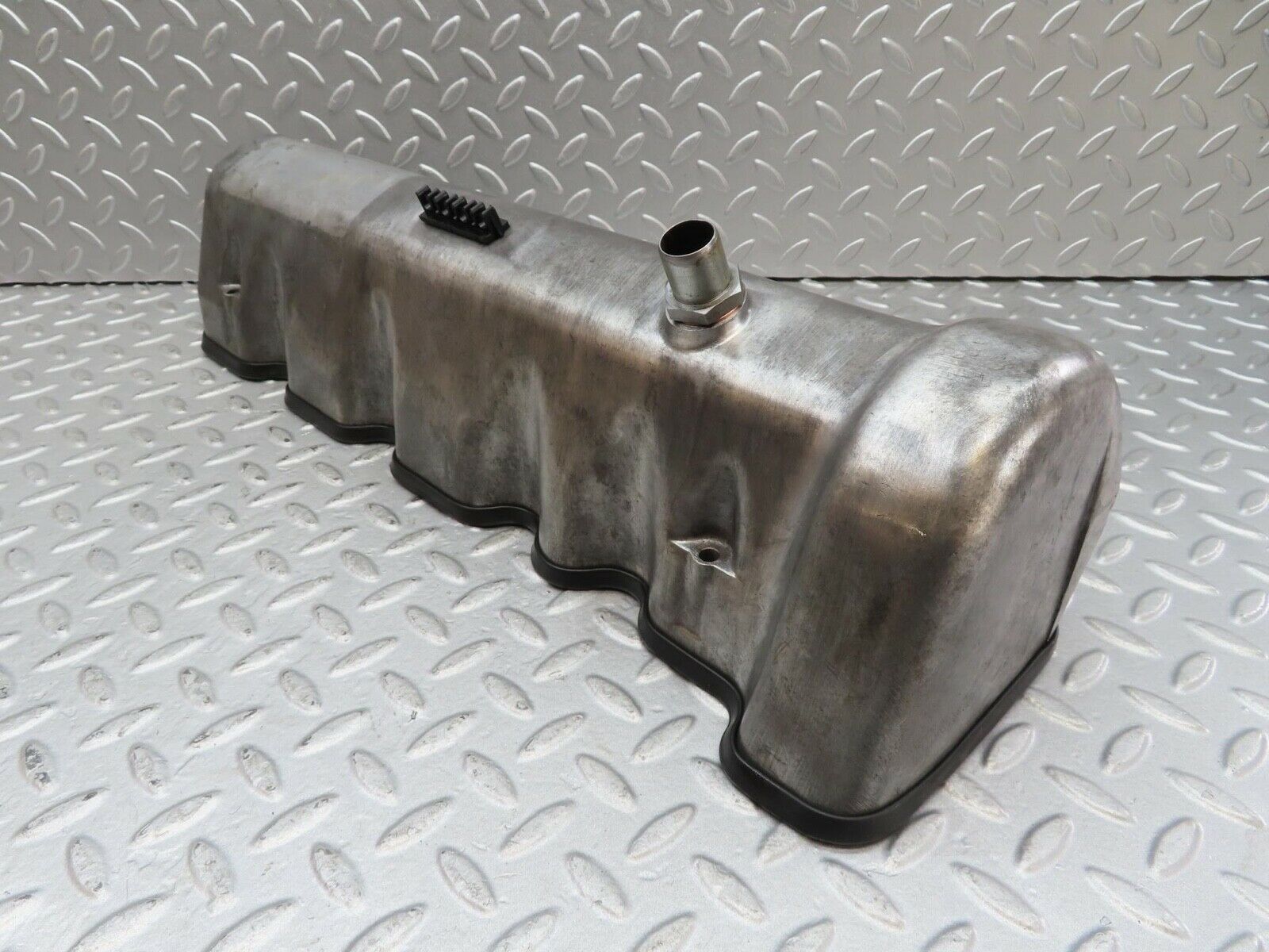 16530 Mercedes-Benz C107 350SLC Coupe Cylinder Head Valve Cover Left 1160161805