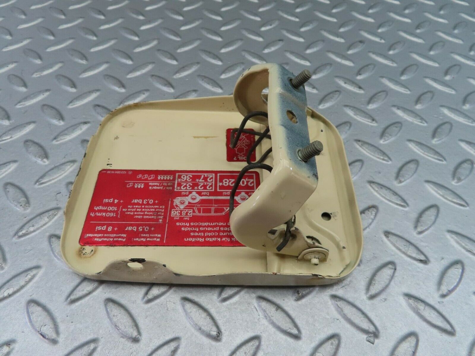 7712 Mercedes-Benz S123 230TE Wagon Fuel Tank Flap Cap 1235841639