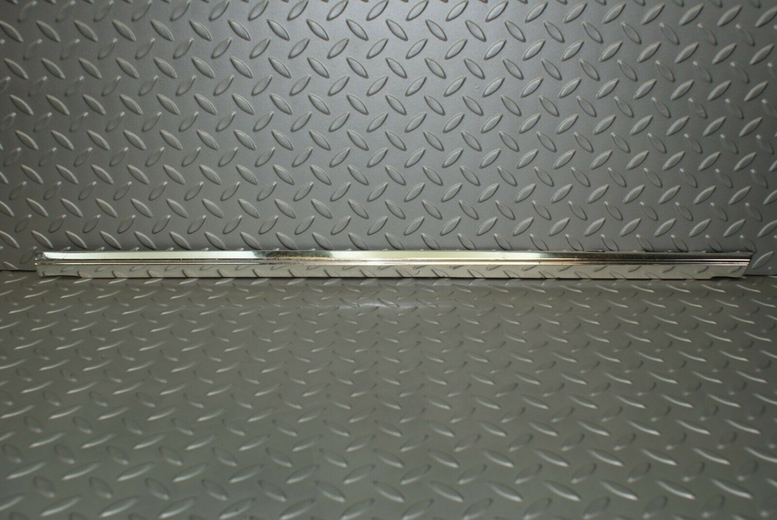 3126 Mercedes-Benz W115 220D Front Left Door Chrome Moulding Trim