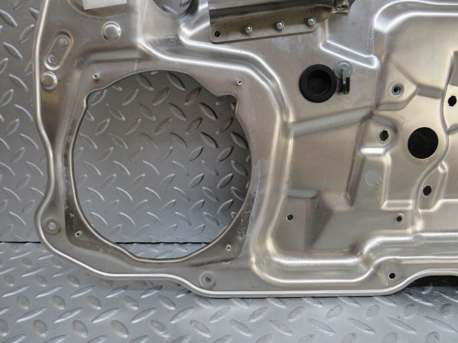 35104 Mercedes-Benz W221 Front Right Window Regulator Support Panel