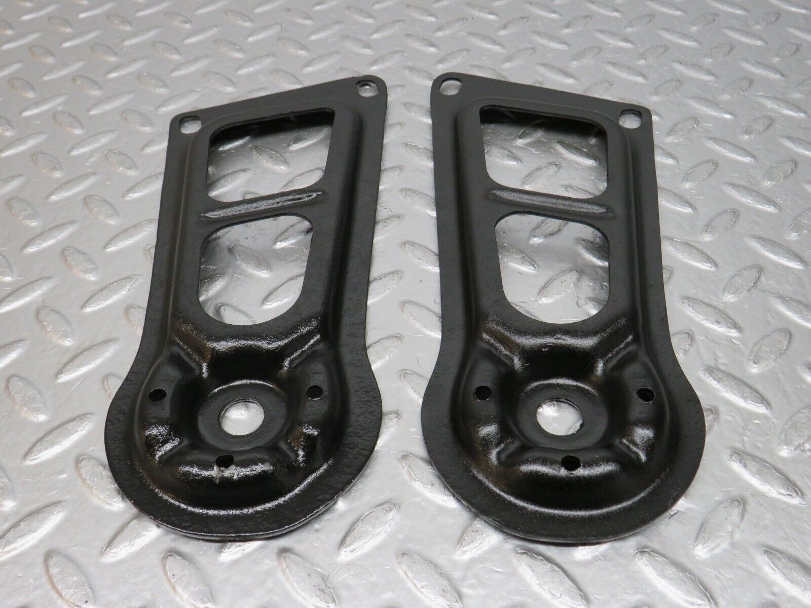 0806 Mercedes-Benz C107 350SLC Coupe Coupe Rear Suspension Axle Mounting Bracket