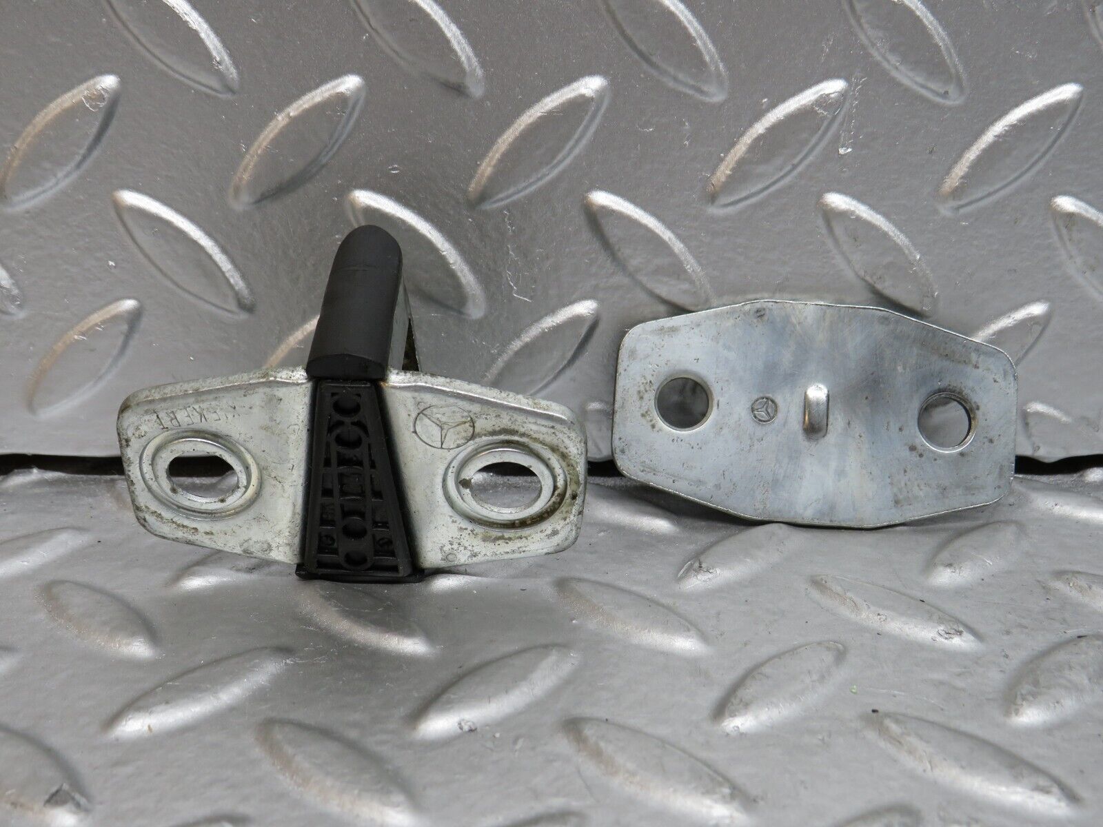 29571 Mercedes-Benz W124 230E Door Lock Latch