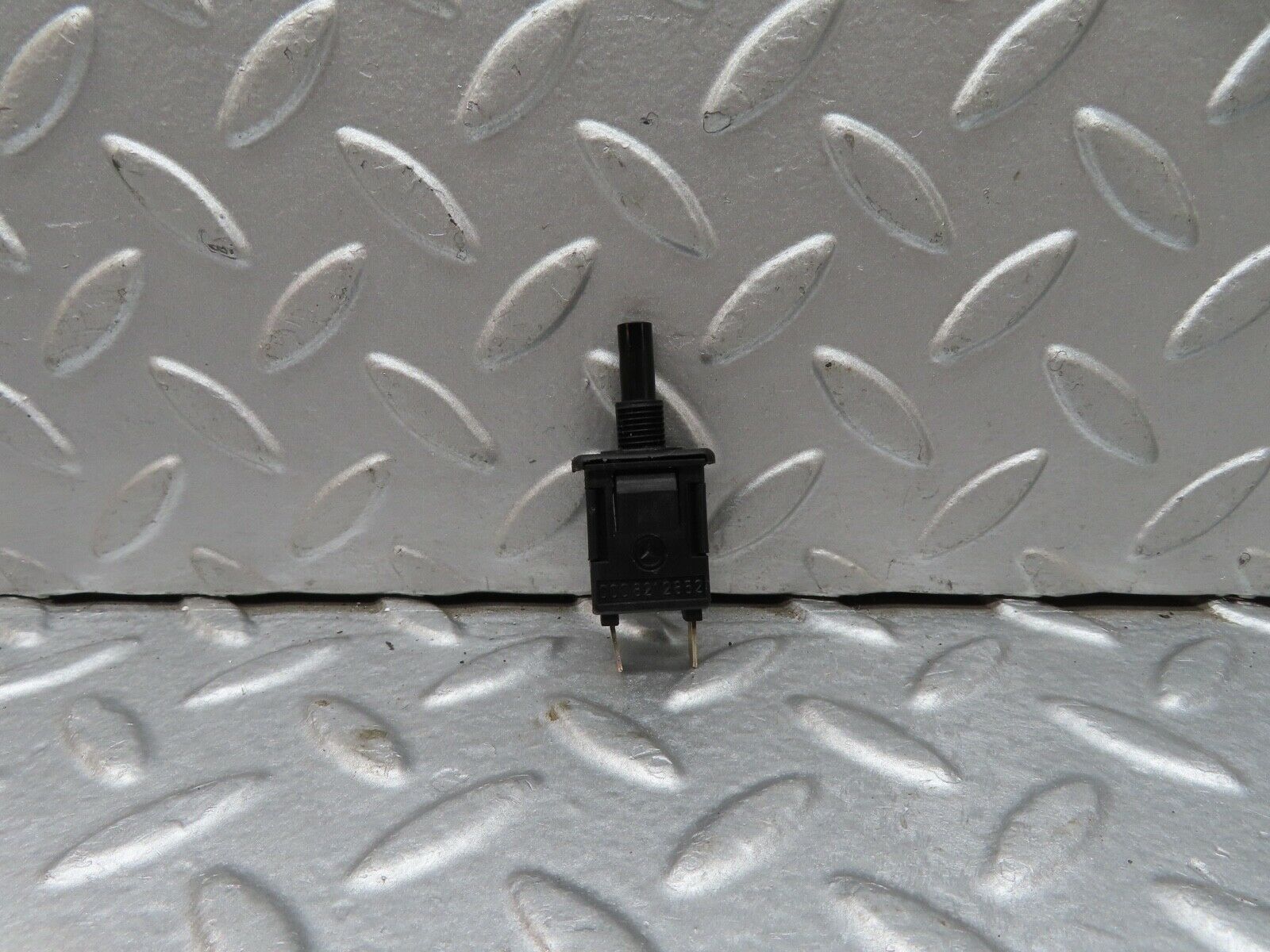18087 Mercedes-Benz W123 200 Door Contact Switch 0008212852