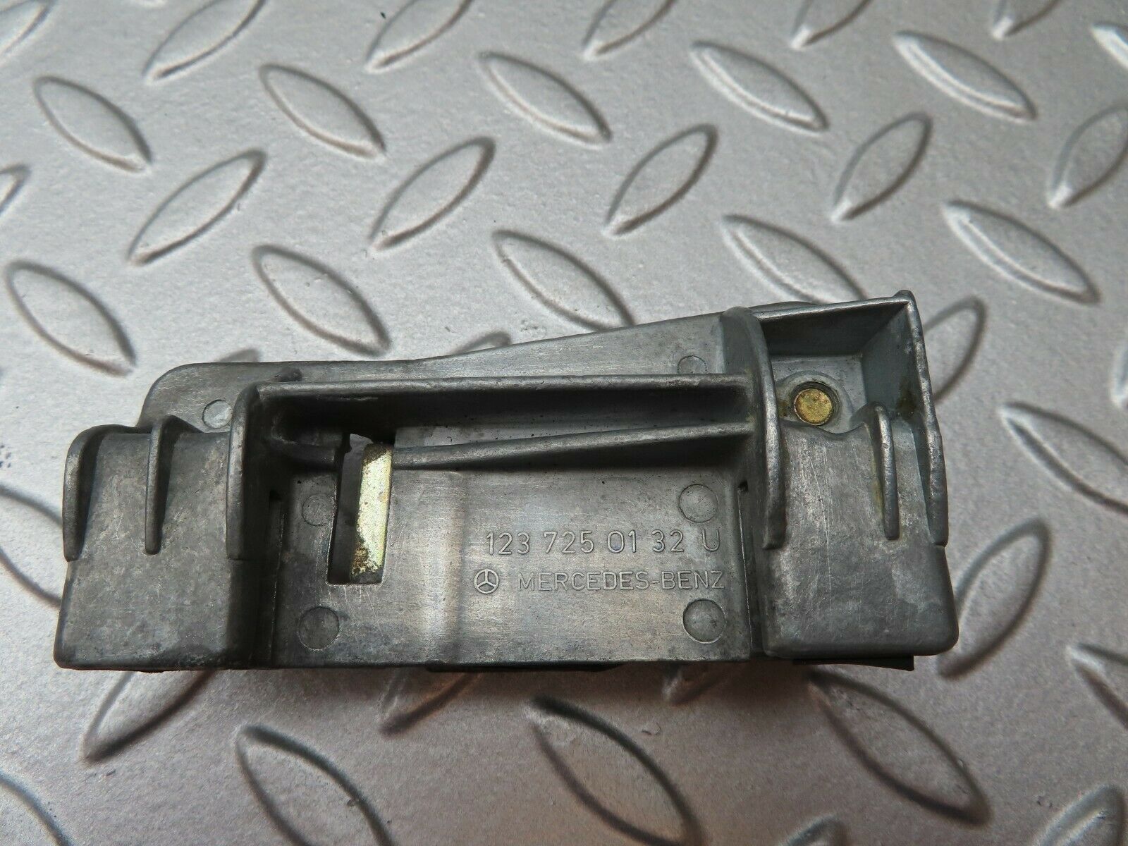 4139 Mercedes-Benz C123 280CE Fixing Clip To The Door Glass 1237250132