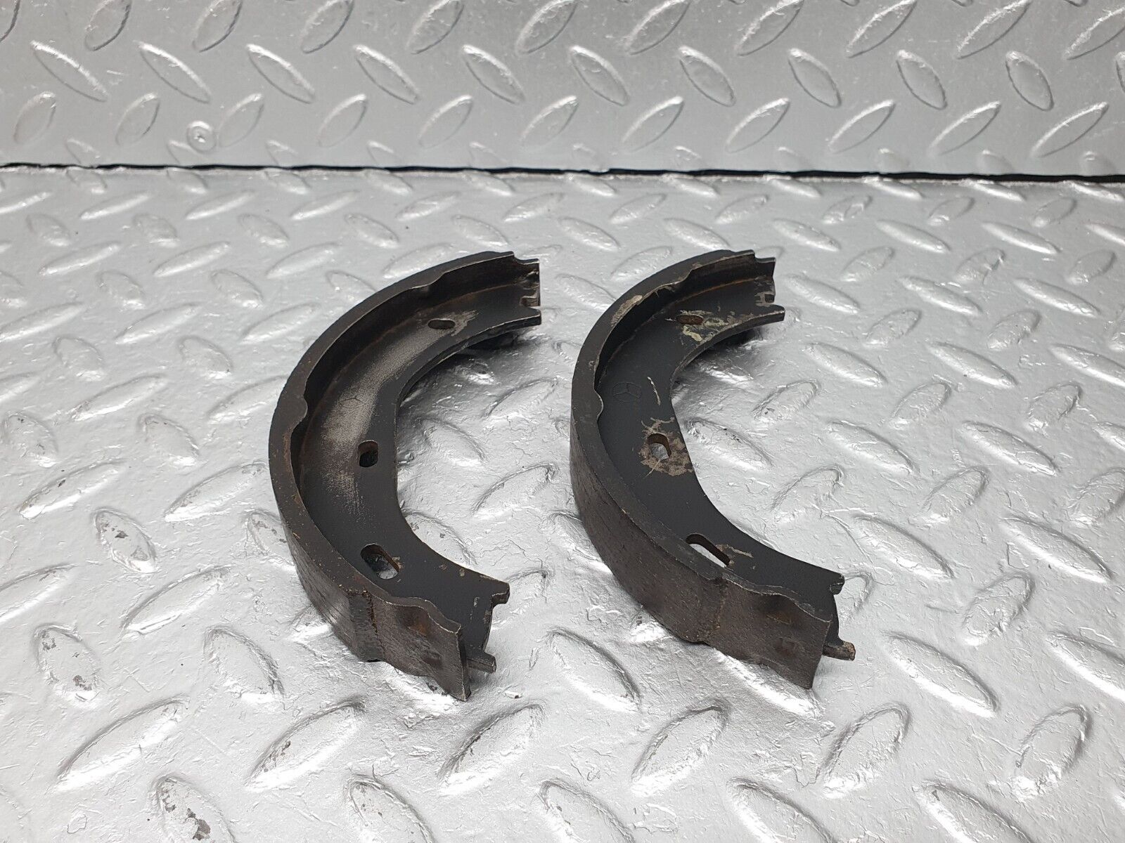 40823 Mercedes-Benz W123 300D Rear Brake Shoes Set Left Side 1234230006