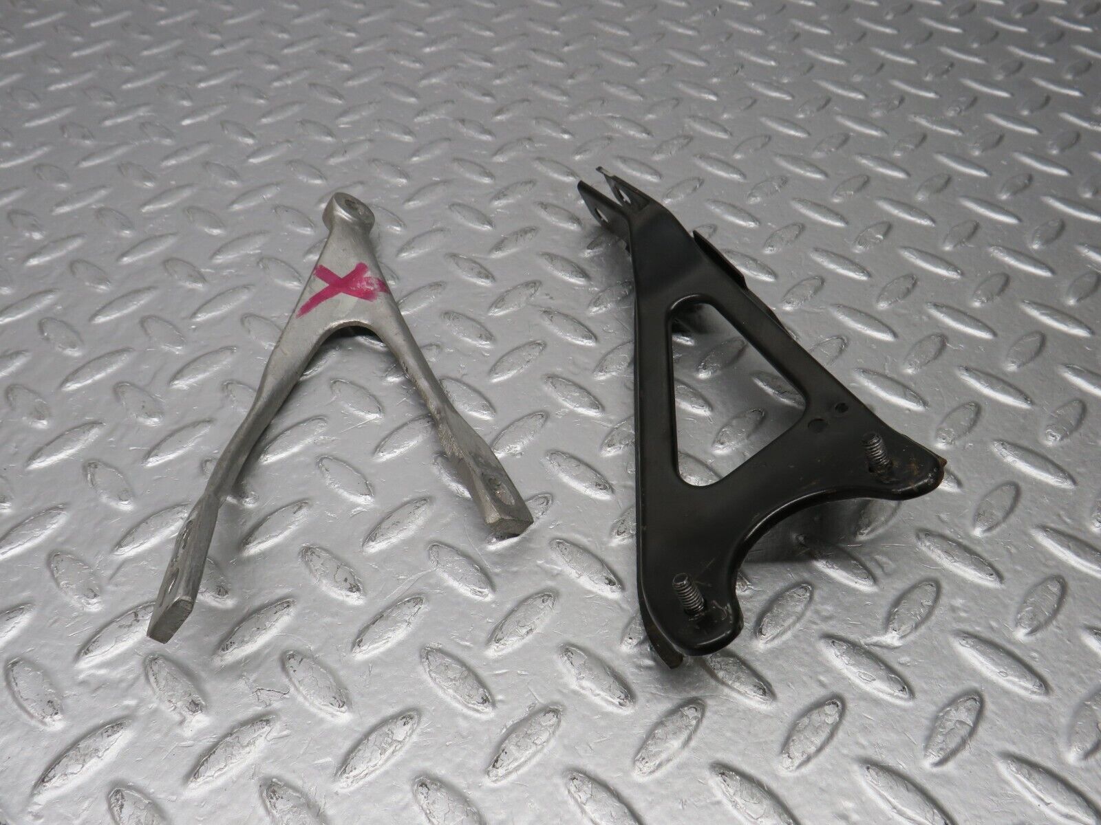 38867 Mercedes-Benz W201 190E 2.6L Steering Column Bracket