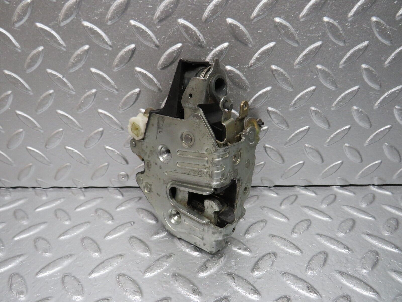 31392 Mercedes-Benz S124 220TE Wagon Front Left Door Lock Mechanism