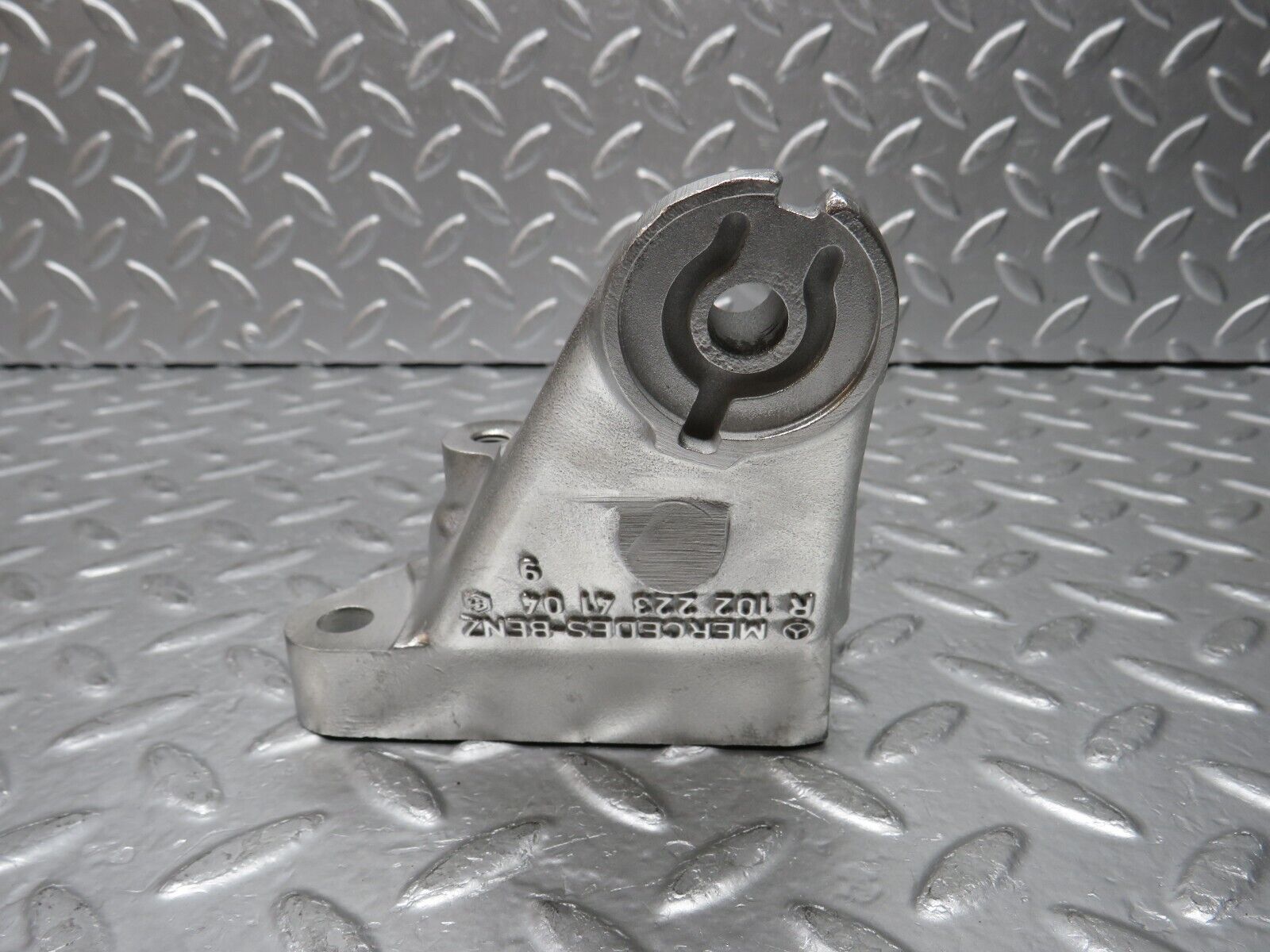 29413 Mercedes-Benz W124 230E Engine Mount Bracket Left Side 1022234104