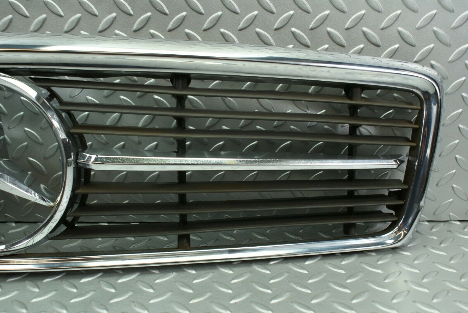 2711 Mercedes-Benz C107 350SLC Coupe Coupe Bonnet Grill Chrome