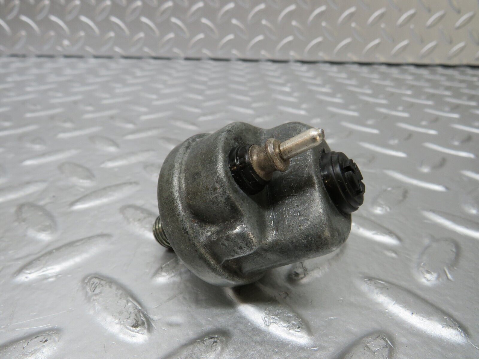 25515 Mercedes-Benz W123 200 Oil Pressure Sensor 0065429417