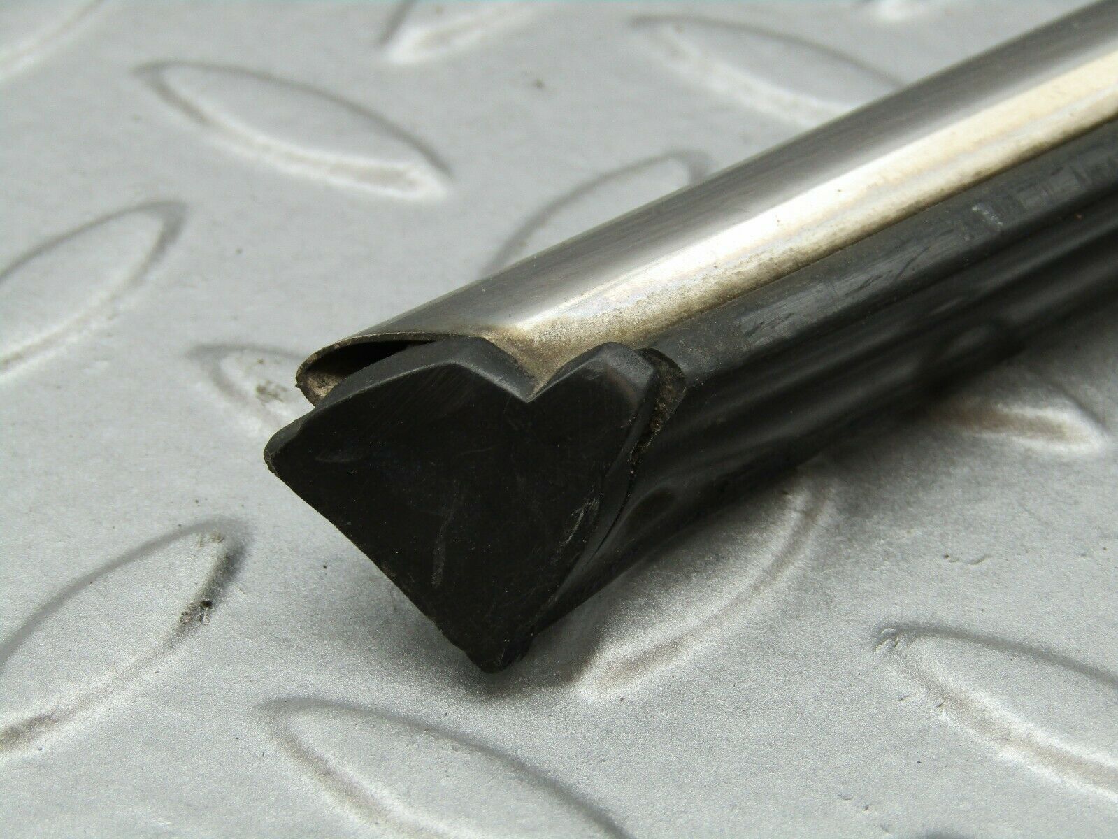 3335 Mercedes-Benz W115 220D Centre Door Chrome Trim Front Right