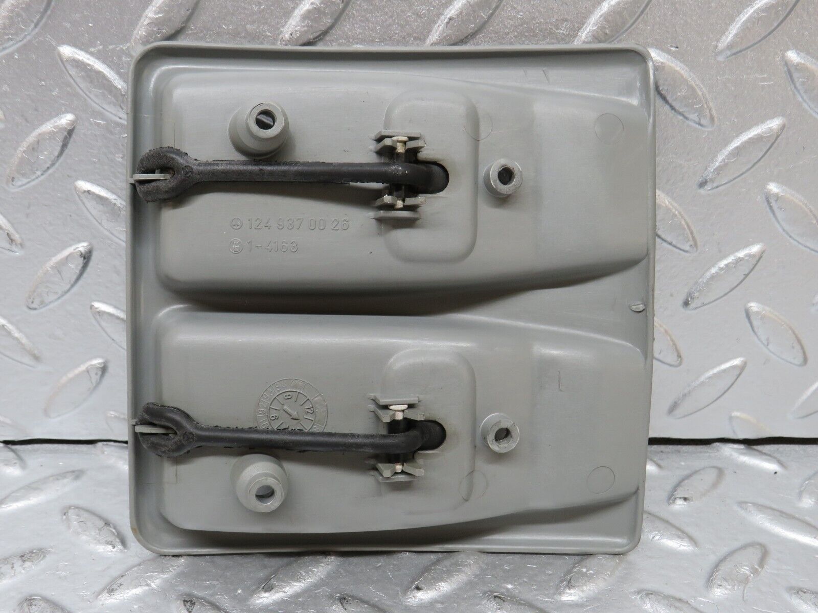 32722 Mercedes-Benz S124 300TE Wagon Seat Belt Buckle Holder 1246840418