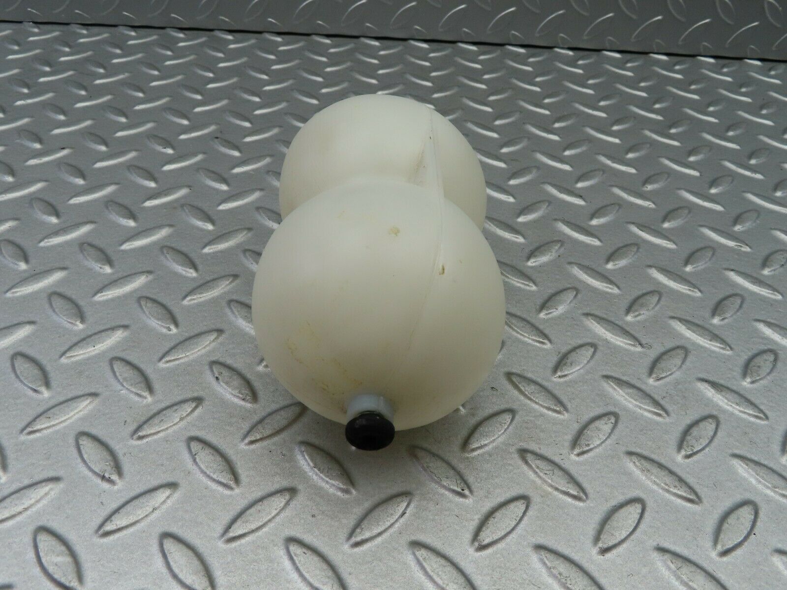 5885 Mercedes-Benz W123 200 Vacuum Reservoir