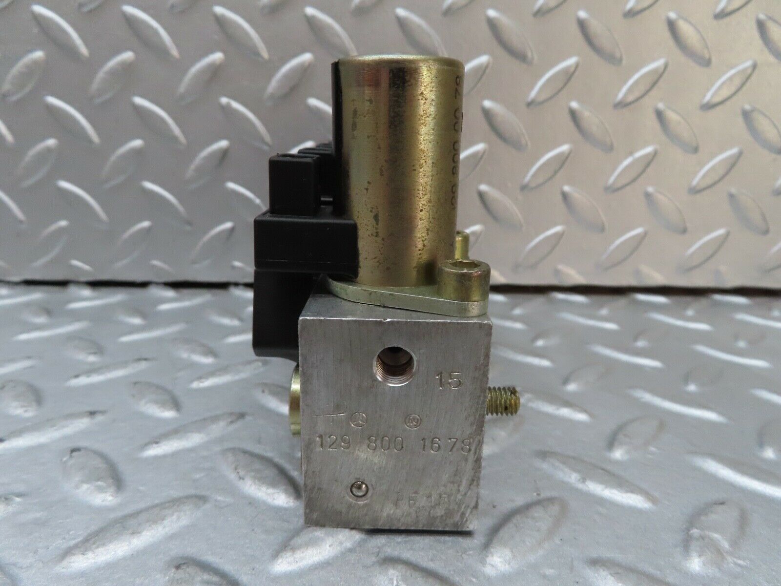 17472 Mercedes-Benz R129 300SL Coupe Soft Top Hydraulic Valve Block Right Side