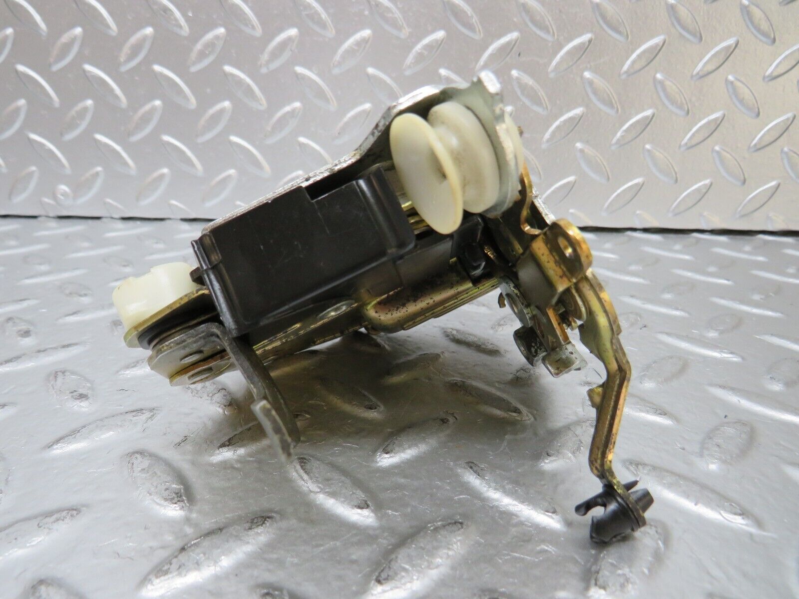 25211 Mercedes-Benz W201 190D Front Right Door Lock Mechanism