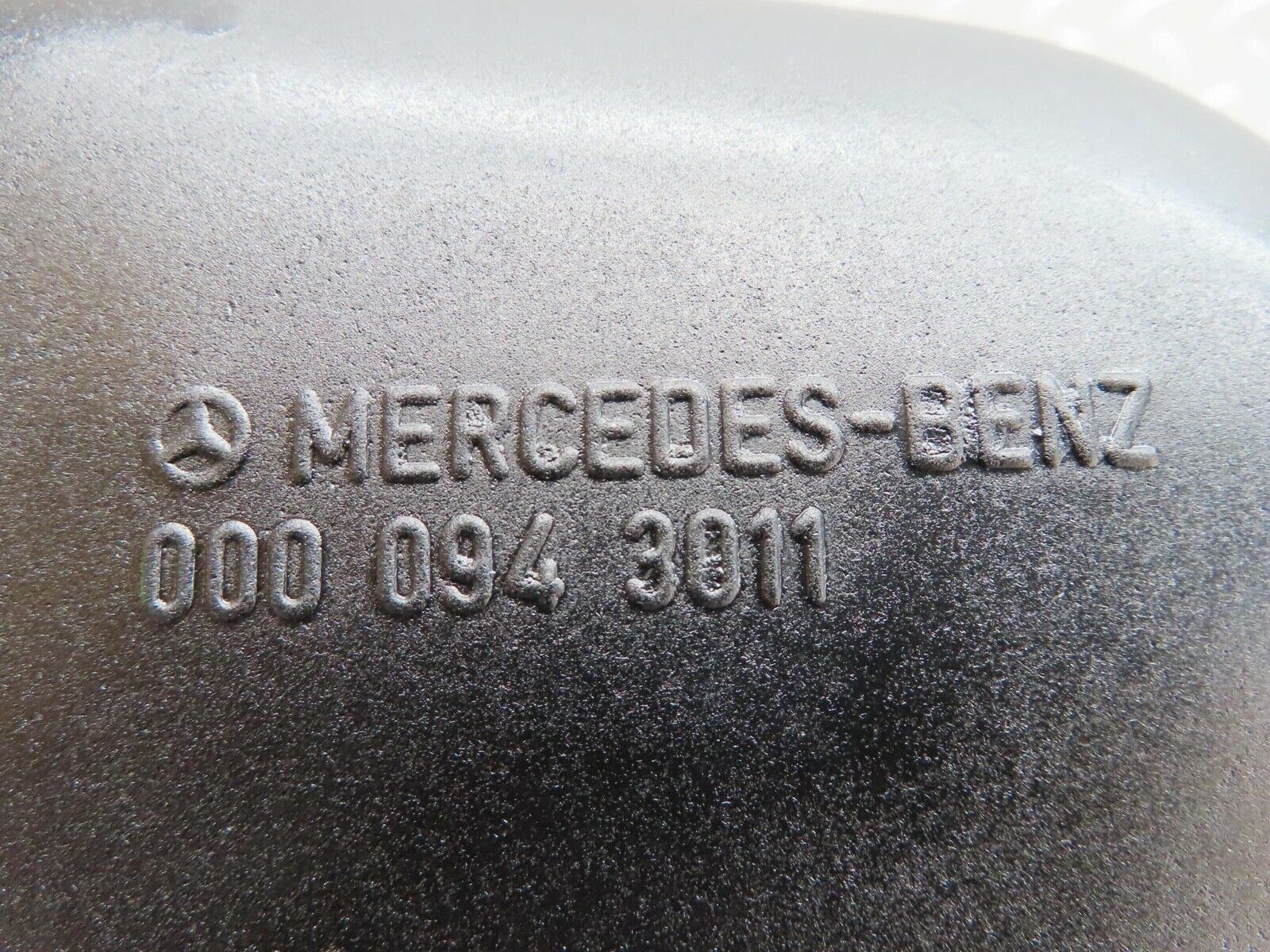 13926 Mercedes-Benz C107 280SLC Air Intake 0000943011