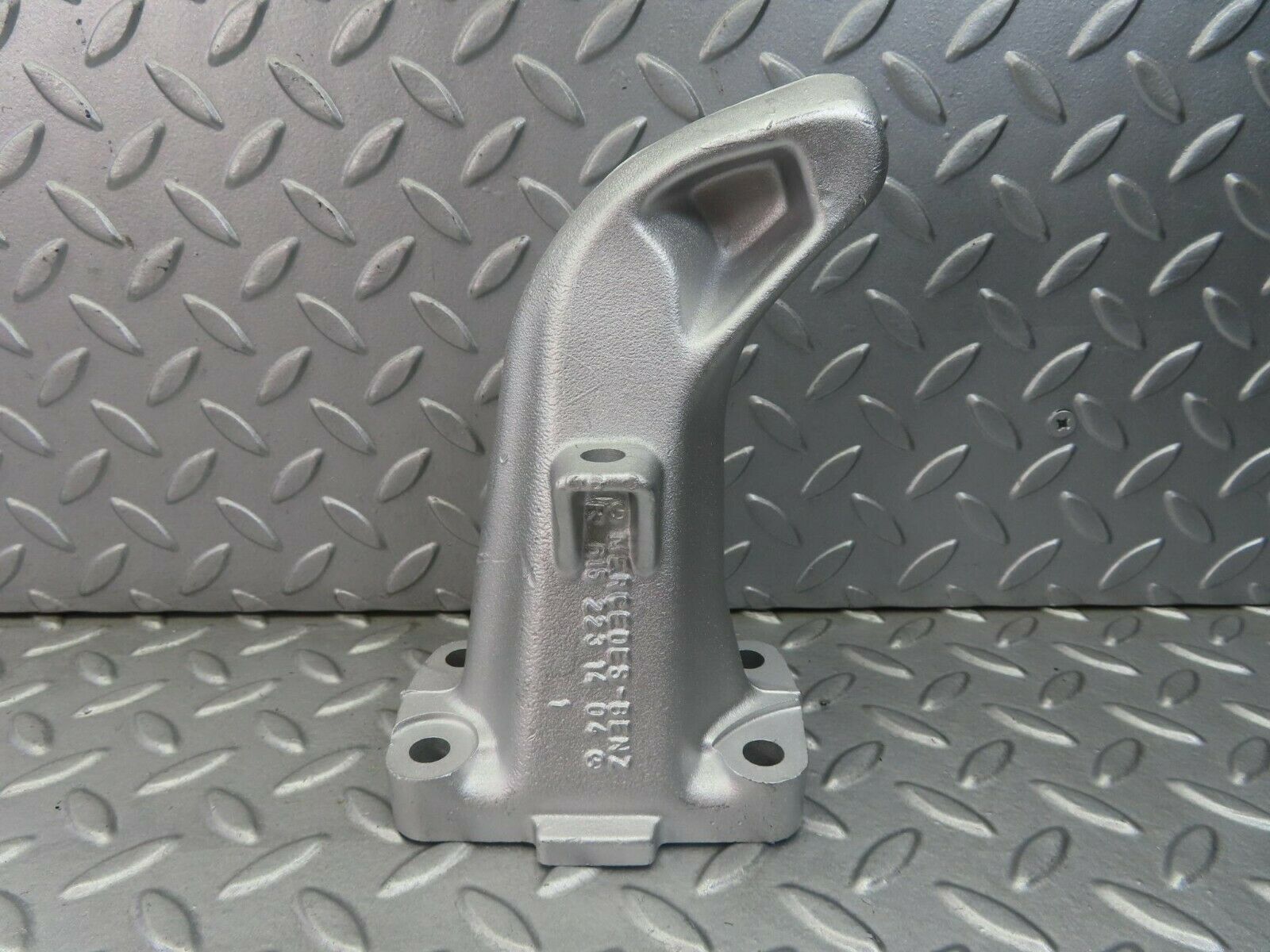 8326 Mercedes-Benz W123 Engine Mount Bracket Right Side 6152231404