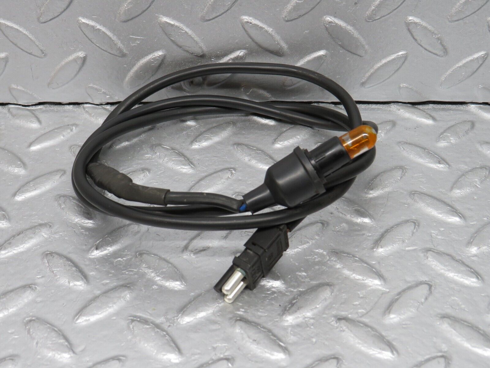 38031 Mercedes-Benz A124 320E Cabriolet Front Wing Indicator Wire