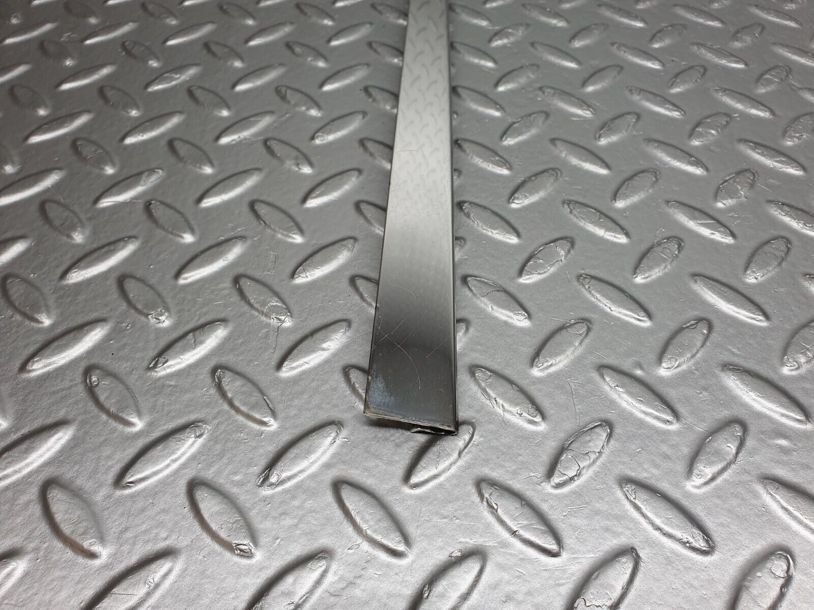 40776 Mercedes-Benz W123 300D Front Right Door Window Chrome Frame