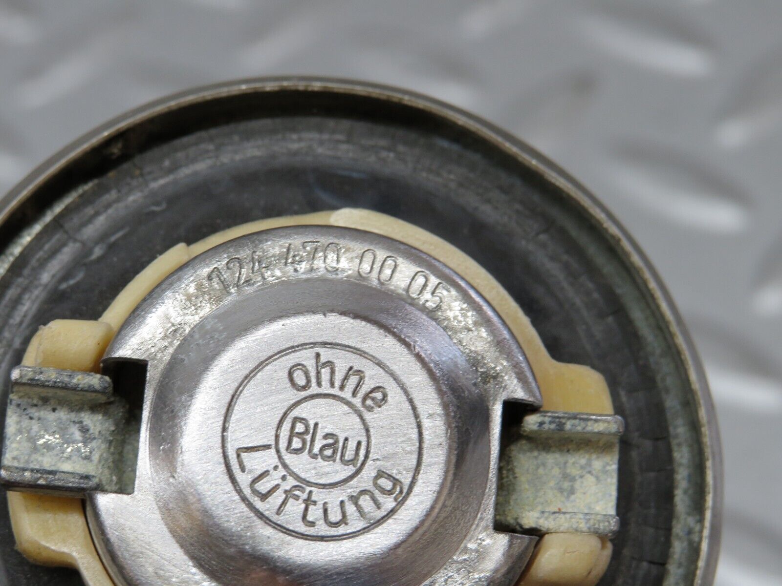 36335 Mercedes-Benz W126 420SE Fuel Tank Cap 1244700005