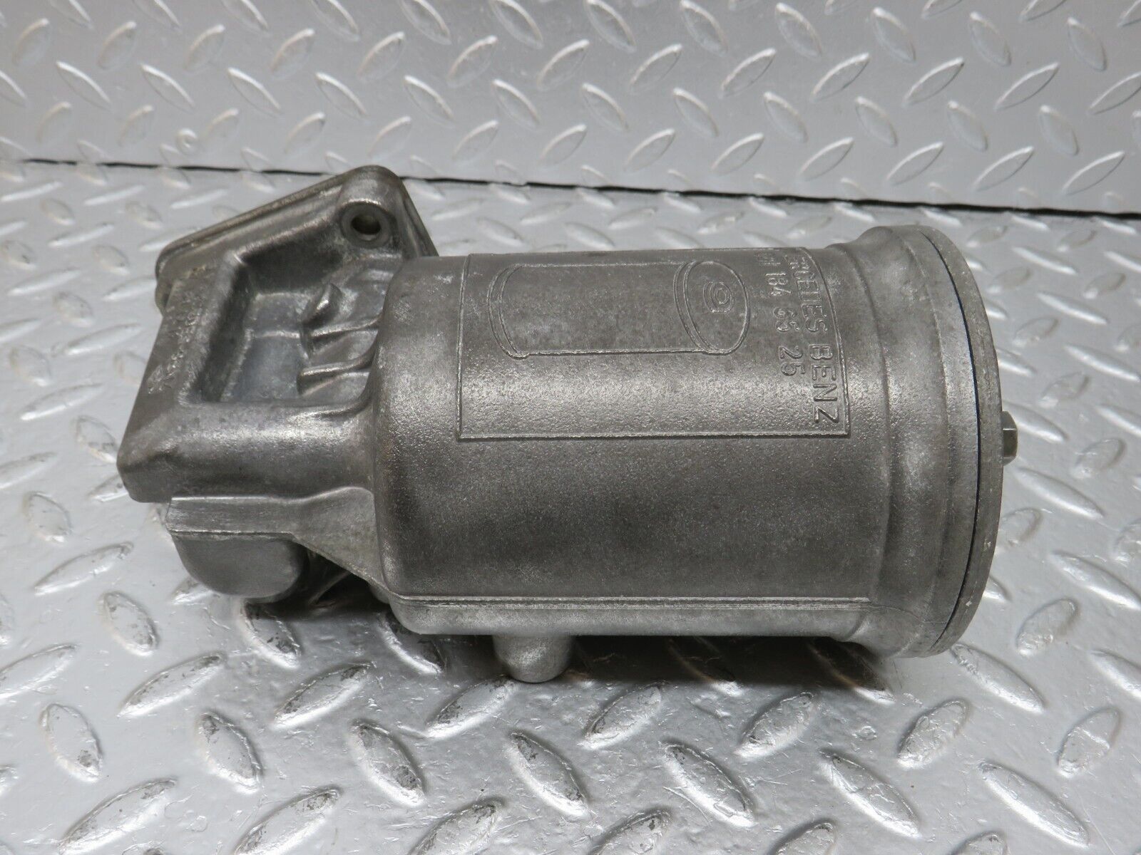 34510 Mercedes-Benz C126 380SEC Coupe Oil Filter Housing 1171801211