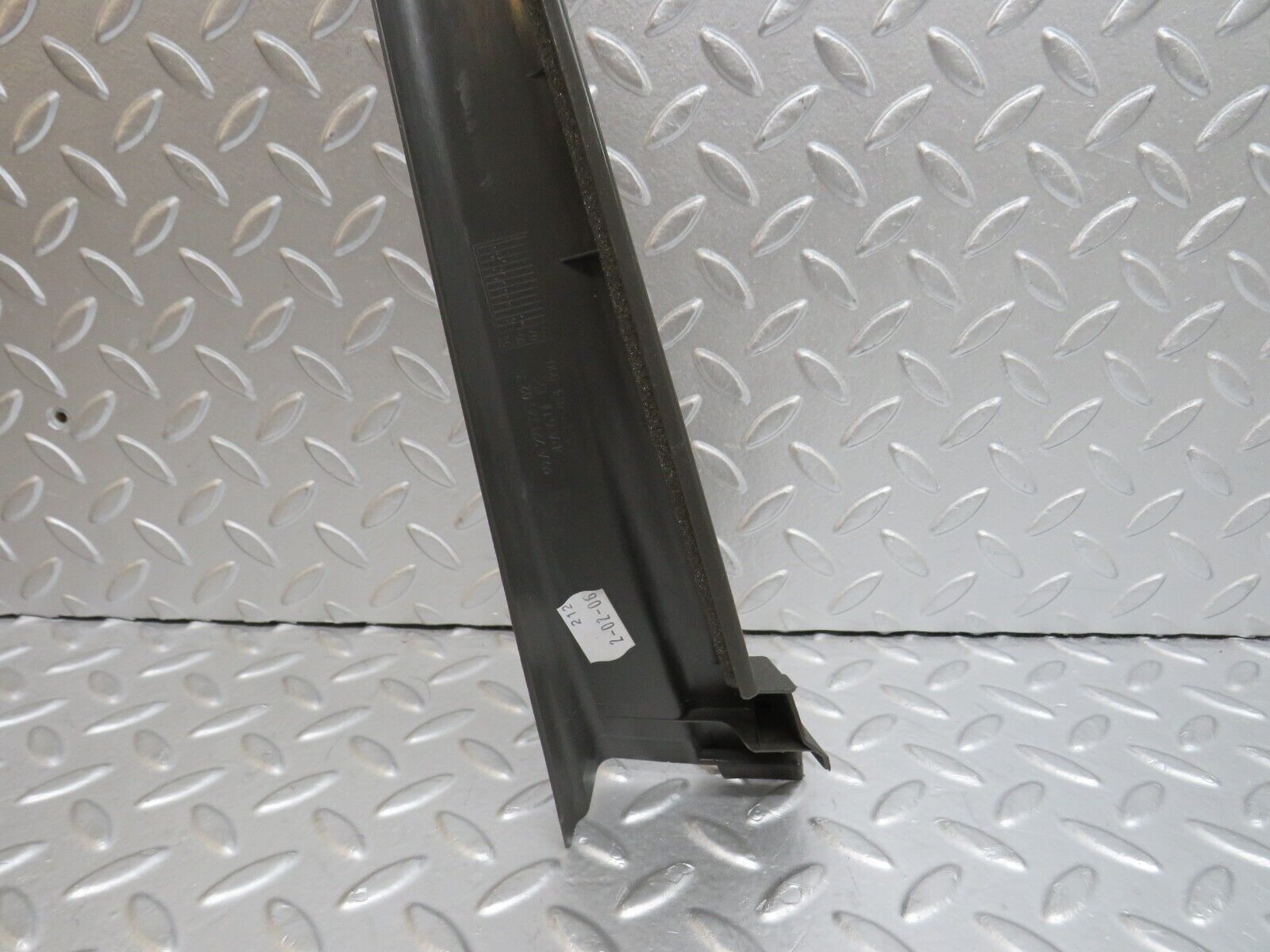 35285 Mercedes-Benz W221 Front Right Door Window Frame Trim 2217250271