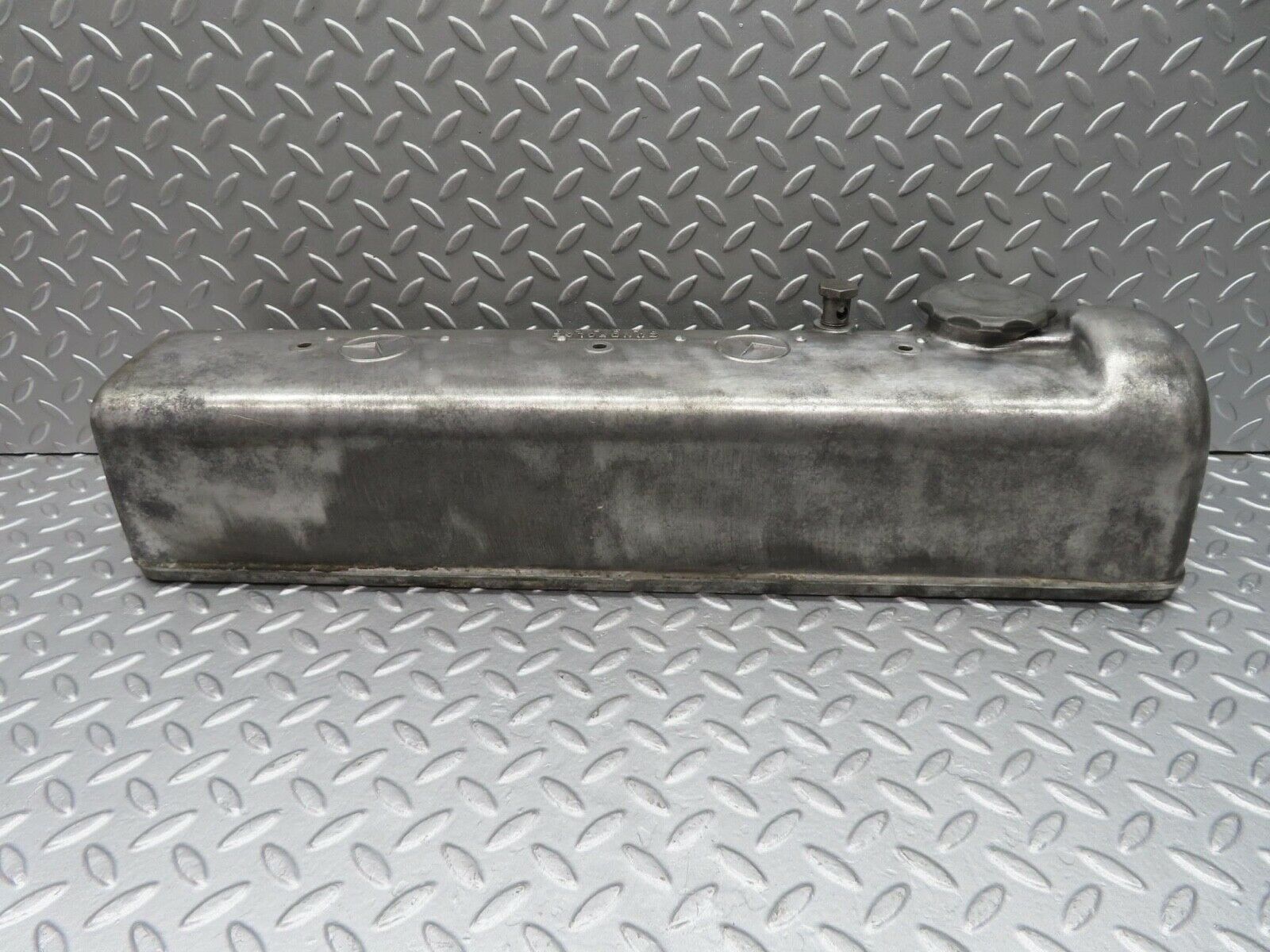 12954 Mercedes-Benz W111 220SE Cylinder Head Valve Cover 1800161305