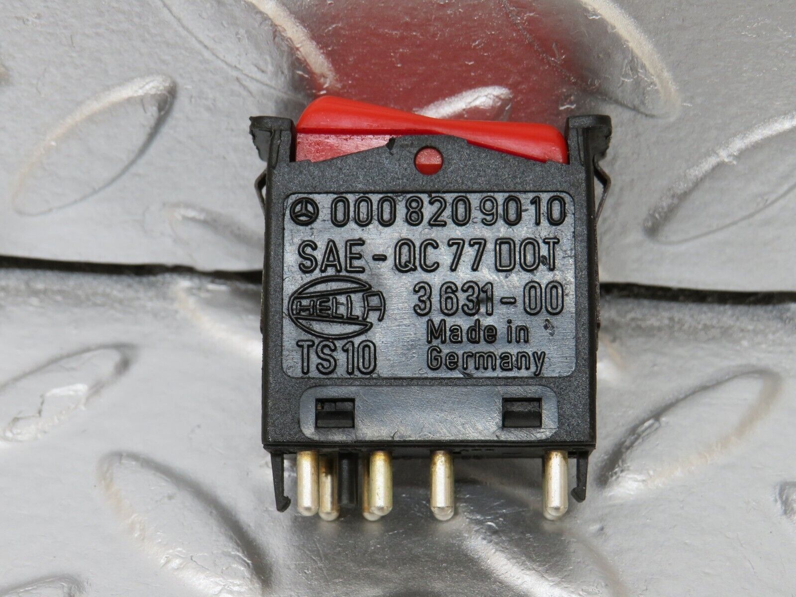 34619 Mercedes-Benz C126 380SEC Coupe Hazard Warning Light Switch 0008209010