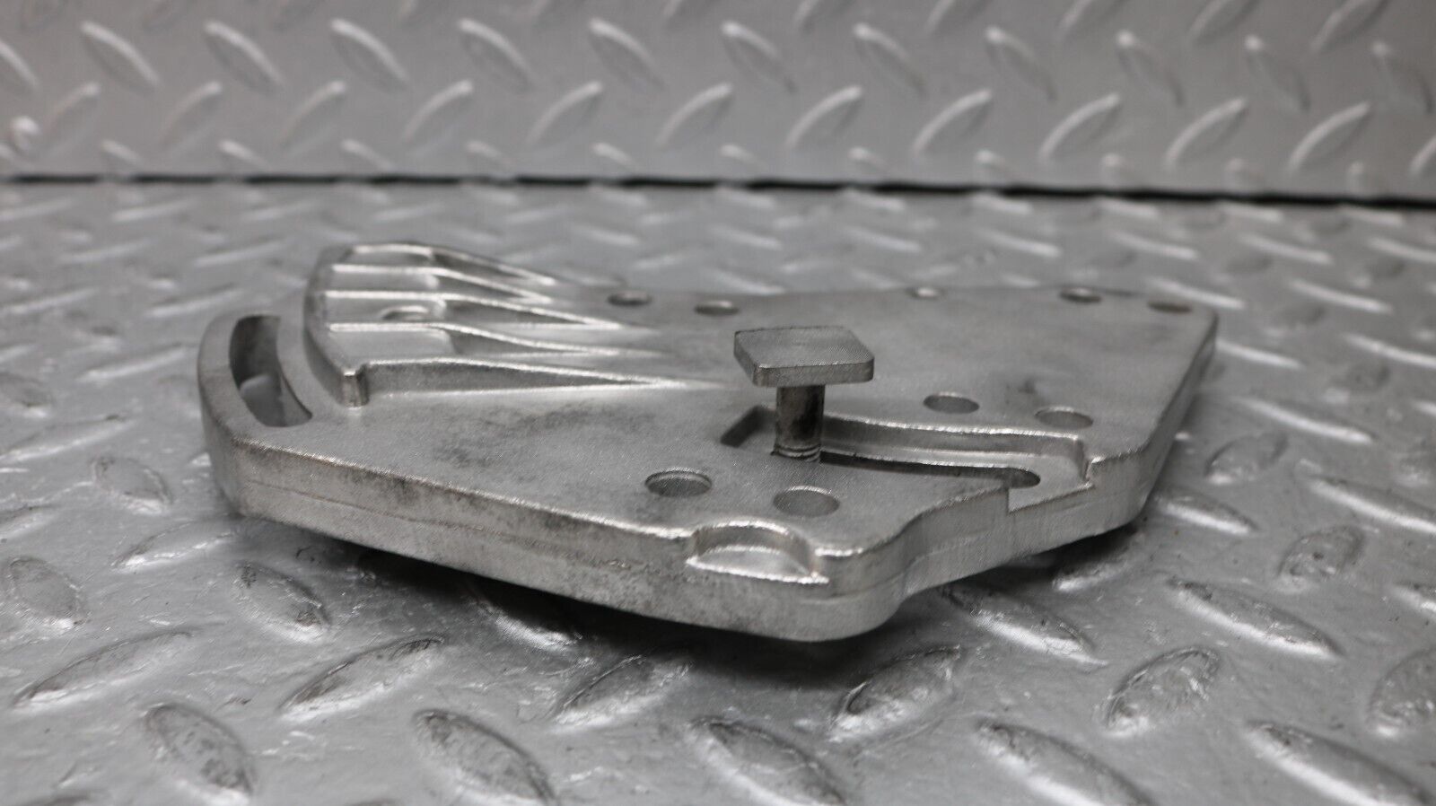 37251 Mercedes-Benz C126 420SEC Coupe Power Steering Pump Bracket 1174661241