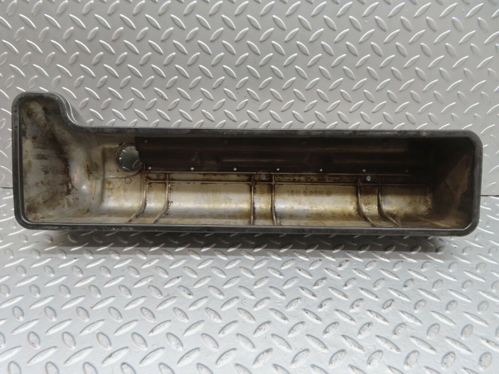 13825 Mercedes-Benz W111 230S Cylinder Head Valve Cover 1800161305