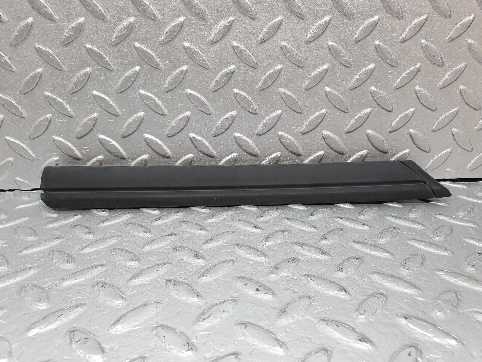 41426 Mercedes-Benz W124 200E Front Left Fender Wing Centre Moulding Trim