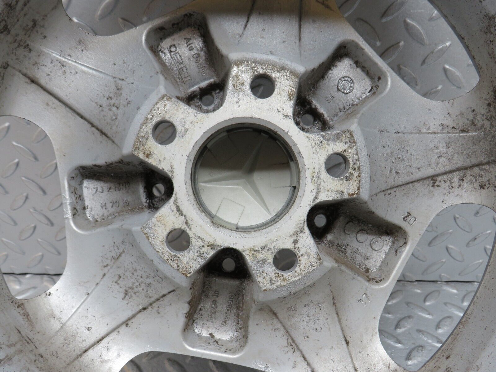 38188 Mercedes-Benz A124 Alloy Wheel 7Jx15H2 ET37 KBA44301