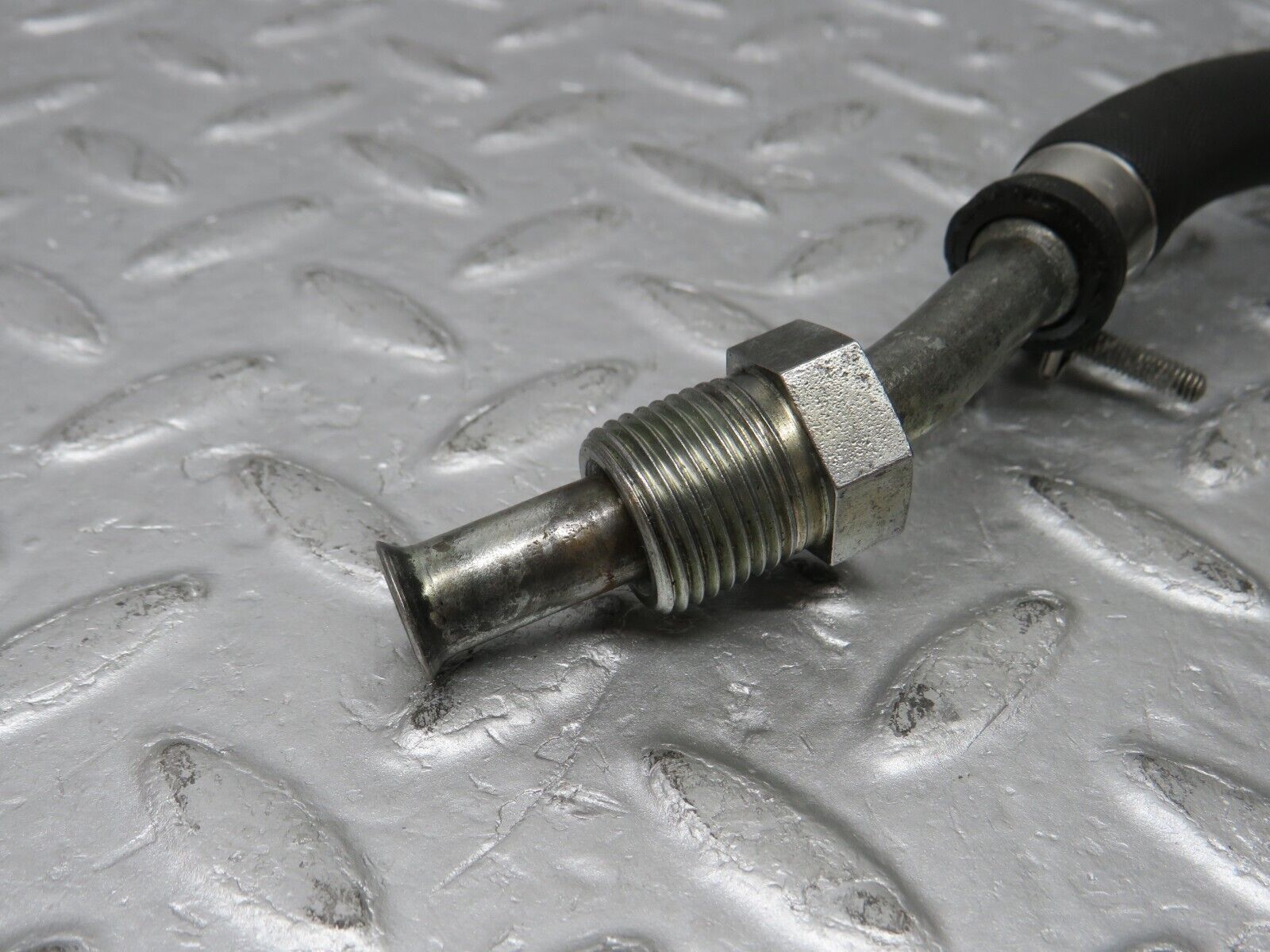 38185 Mercedes-Benz A124 320E Cabriolet Oil Cooler Hose Pipe