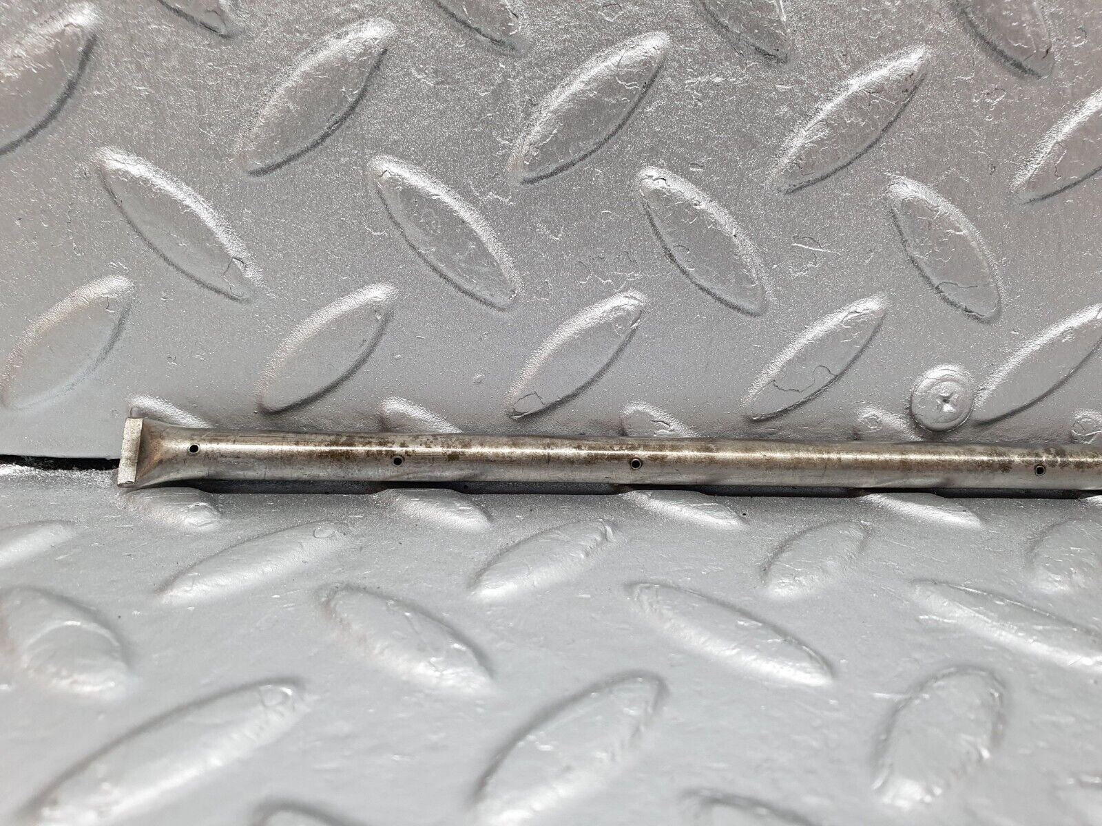 40875 Mercedes-Benz W123 240D Camshaft Oil Tube