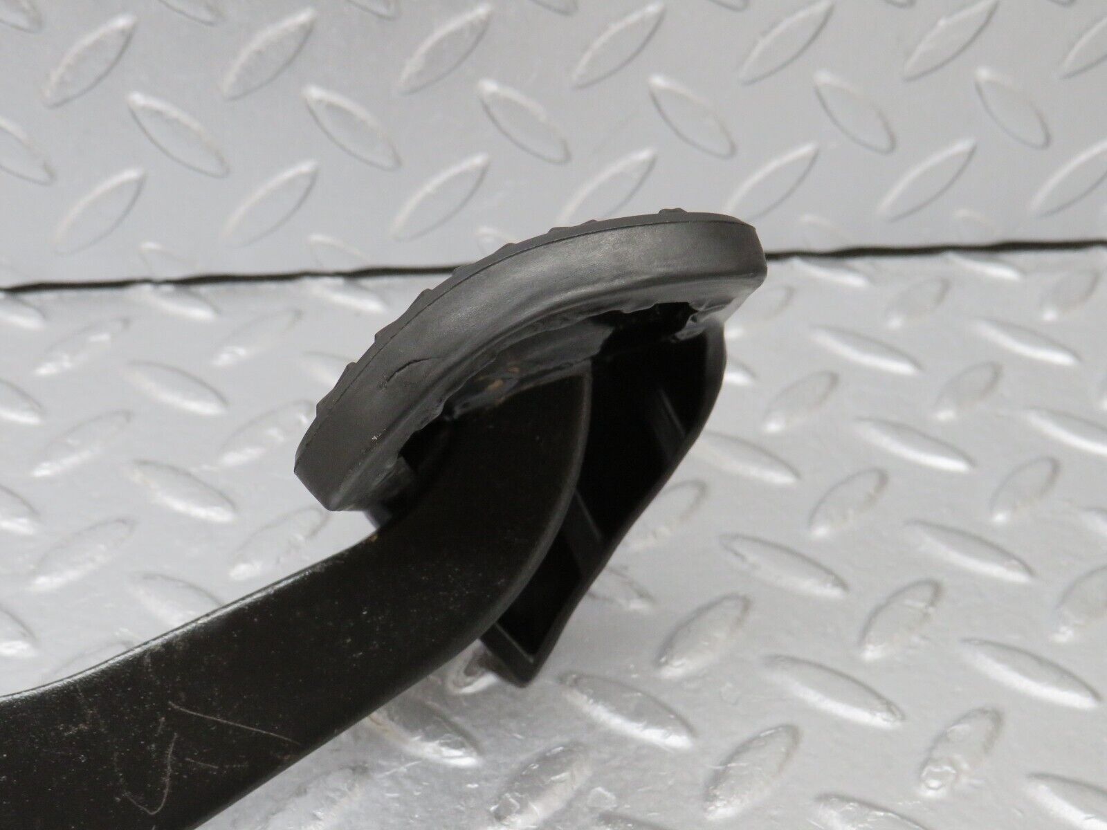 36536 Mercedes-Benz W201 190E 2.0L Brake Pedal With Rubber 1232910082