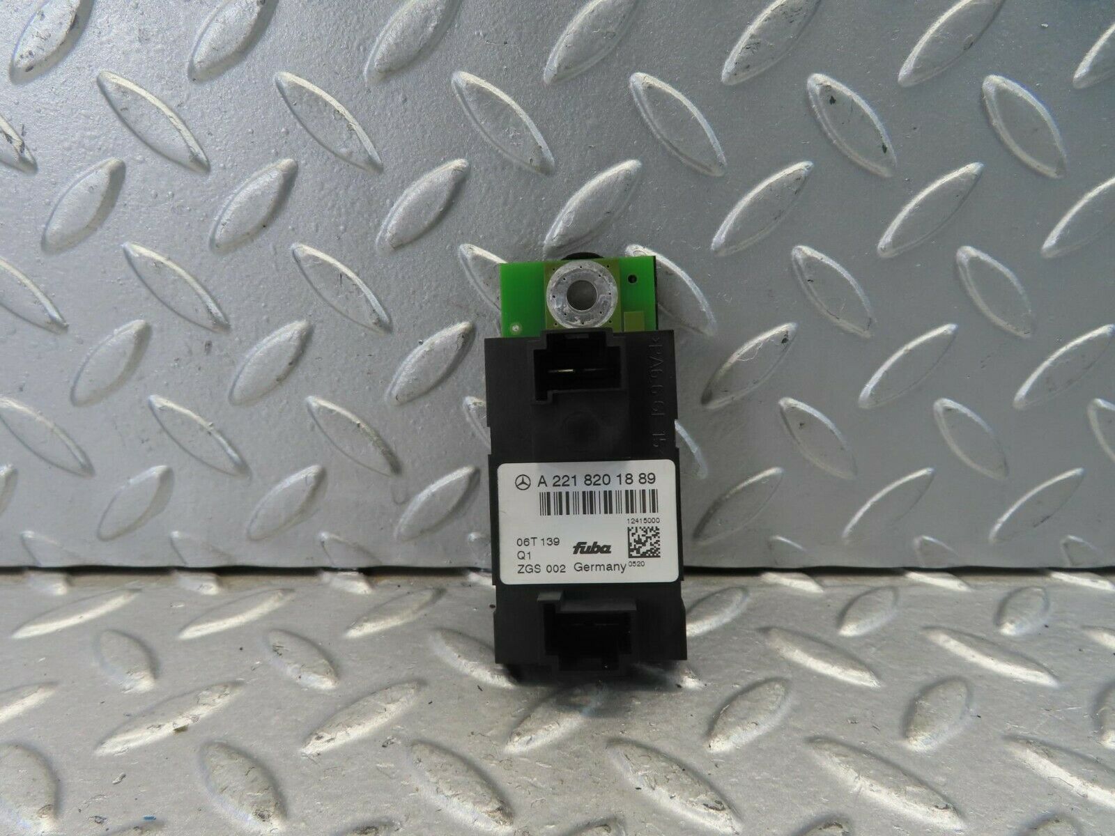 11137 Mercedes-Benz W221 S320 Antenna Module Amplifier 2218201889