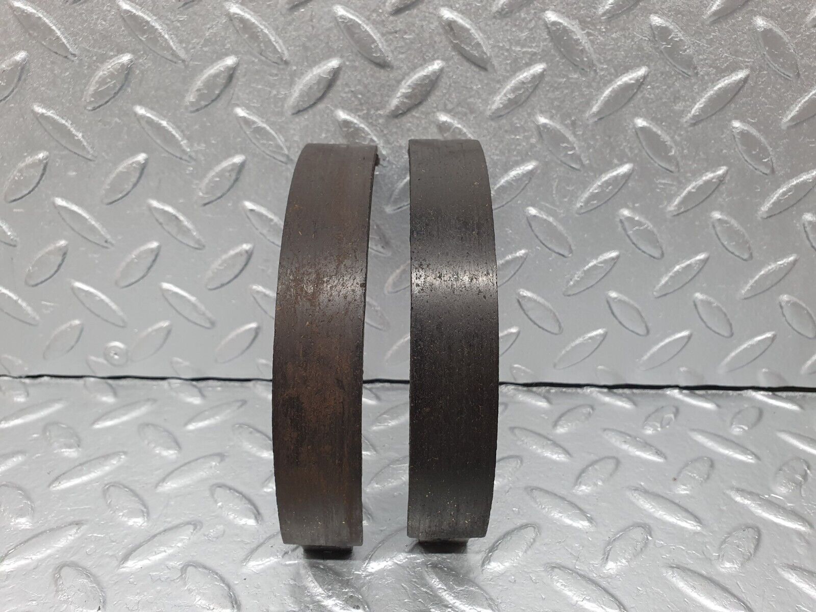 40822 Mercedes-Benz W123 300D Rear Brake Shoes Set Right Side 1234230006