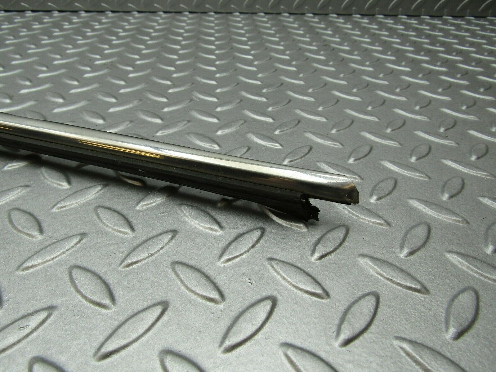 3335 Mercedes-Benz W115 220D Centre Door Chrome Trim Front Right