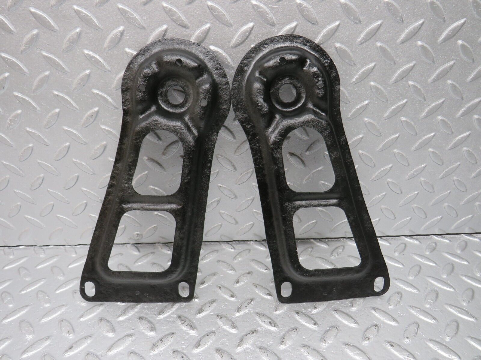 40543 Mercedes-Benz W123 300D Rear Suspension Axle Mounting Bracket