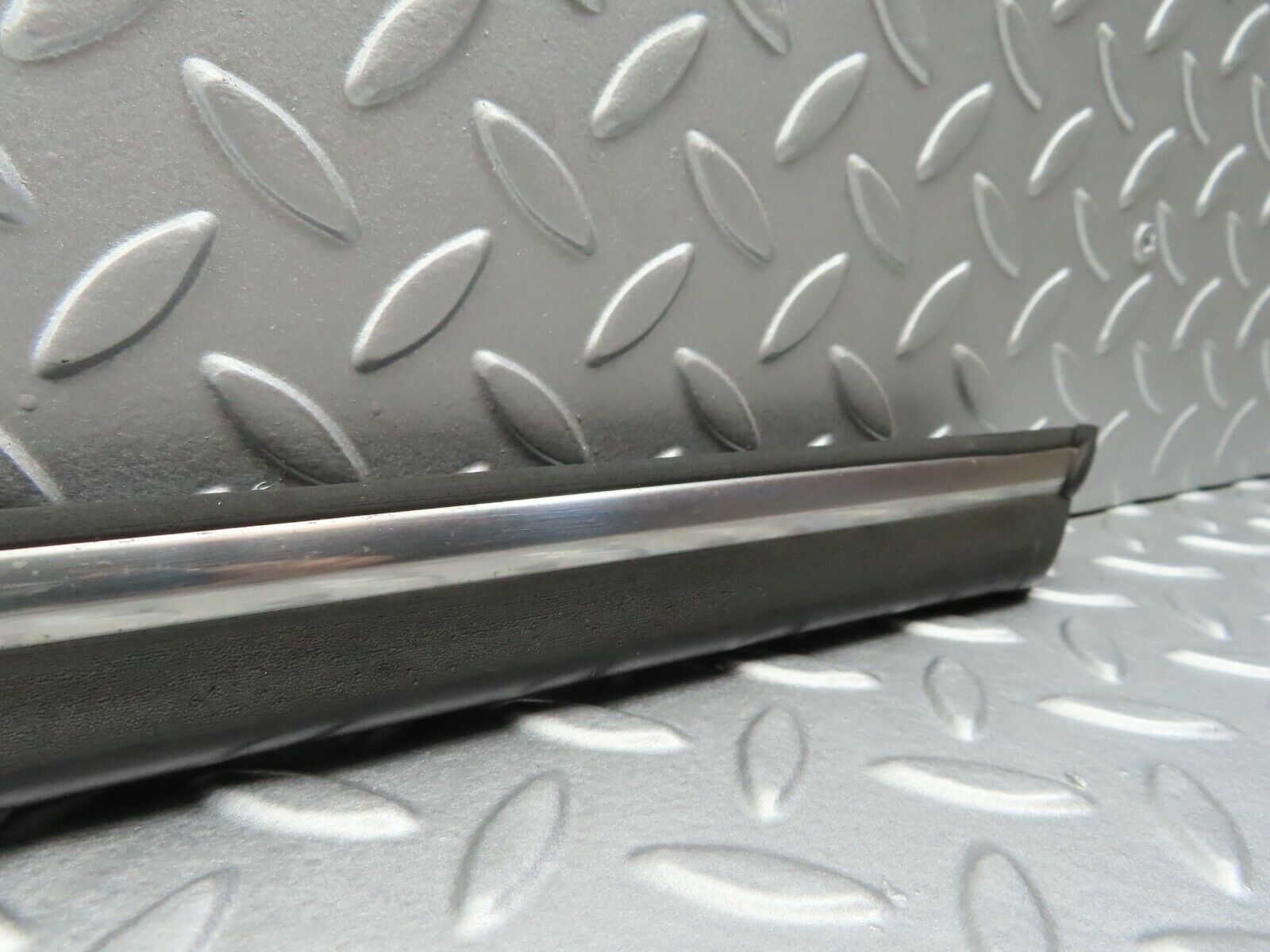 6866 Mercedes-Benz C107 350SLC Coupe Right Door Centre Moulding Trim