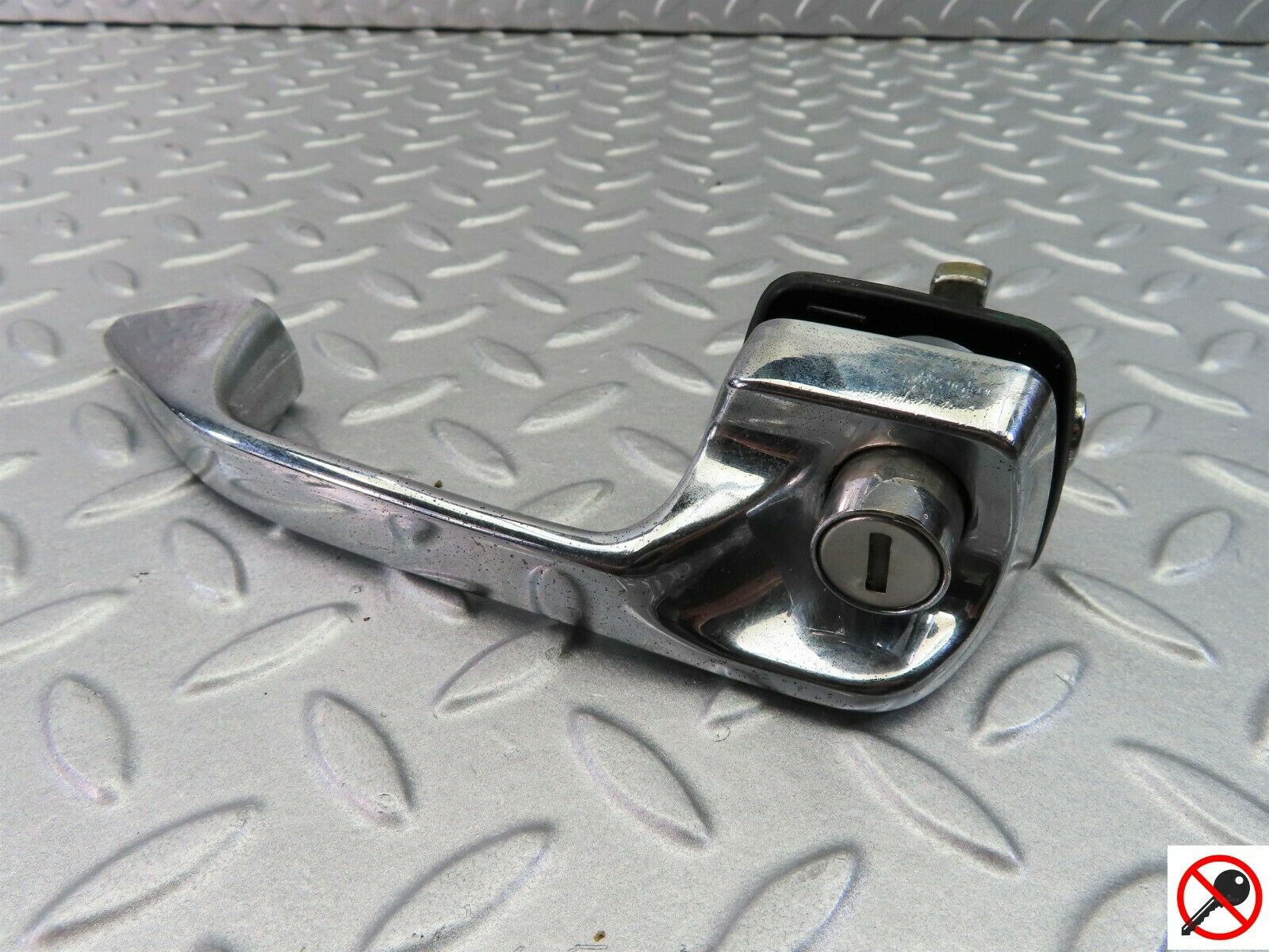 7828 Mercedes-Benz W115 220D Exterior Door Handle Front Right 1157600601