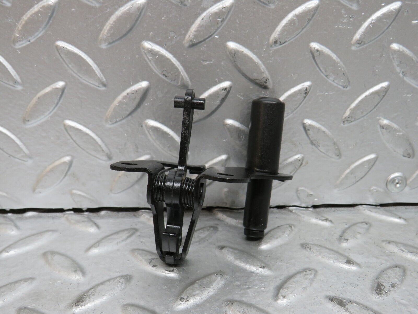 29120 Mercedes-Benz C124 320CE Coupe Bonnet Lock Catch 1248800260