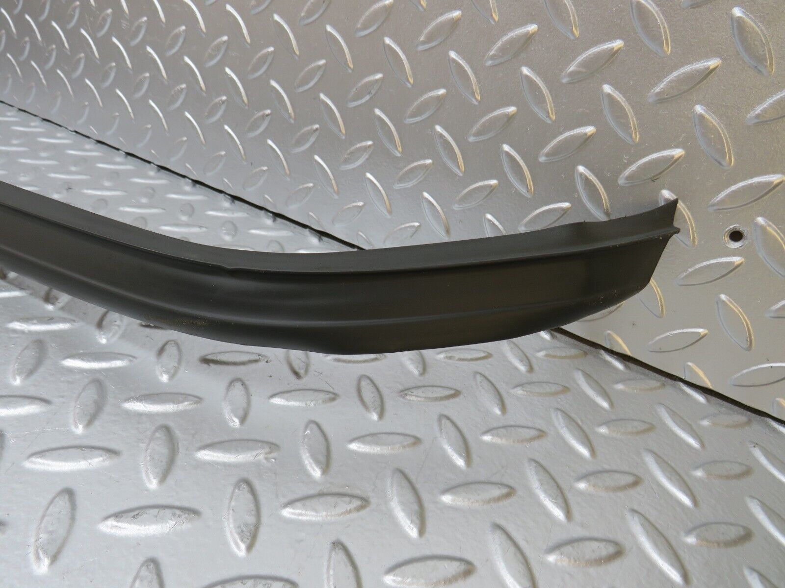 29242 Mercedes-Benz W124 230E Rear Windscreen Lower Rubber Seal