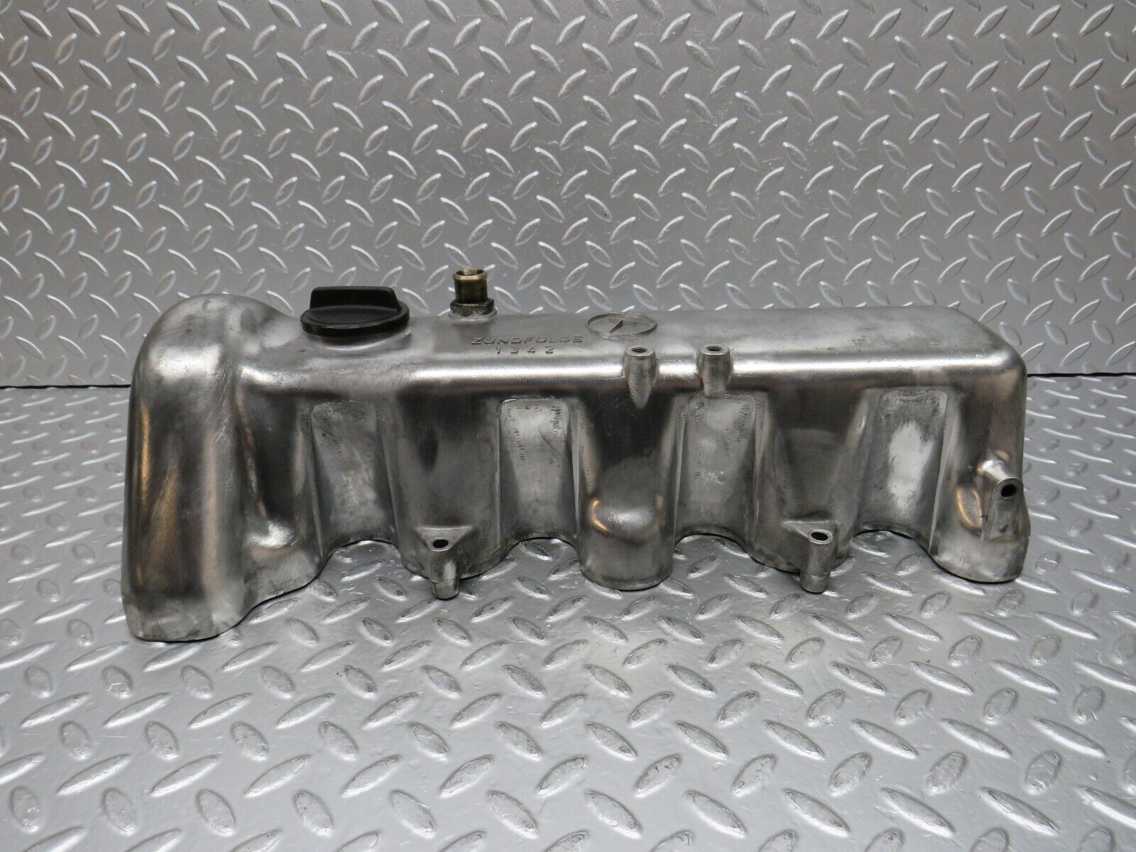 31134 Mercedes-Benz W123 200D Rocker Cover