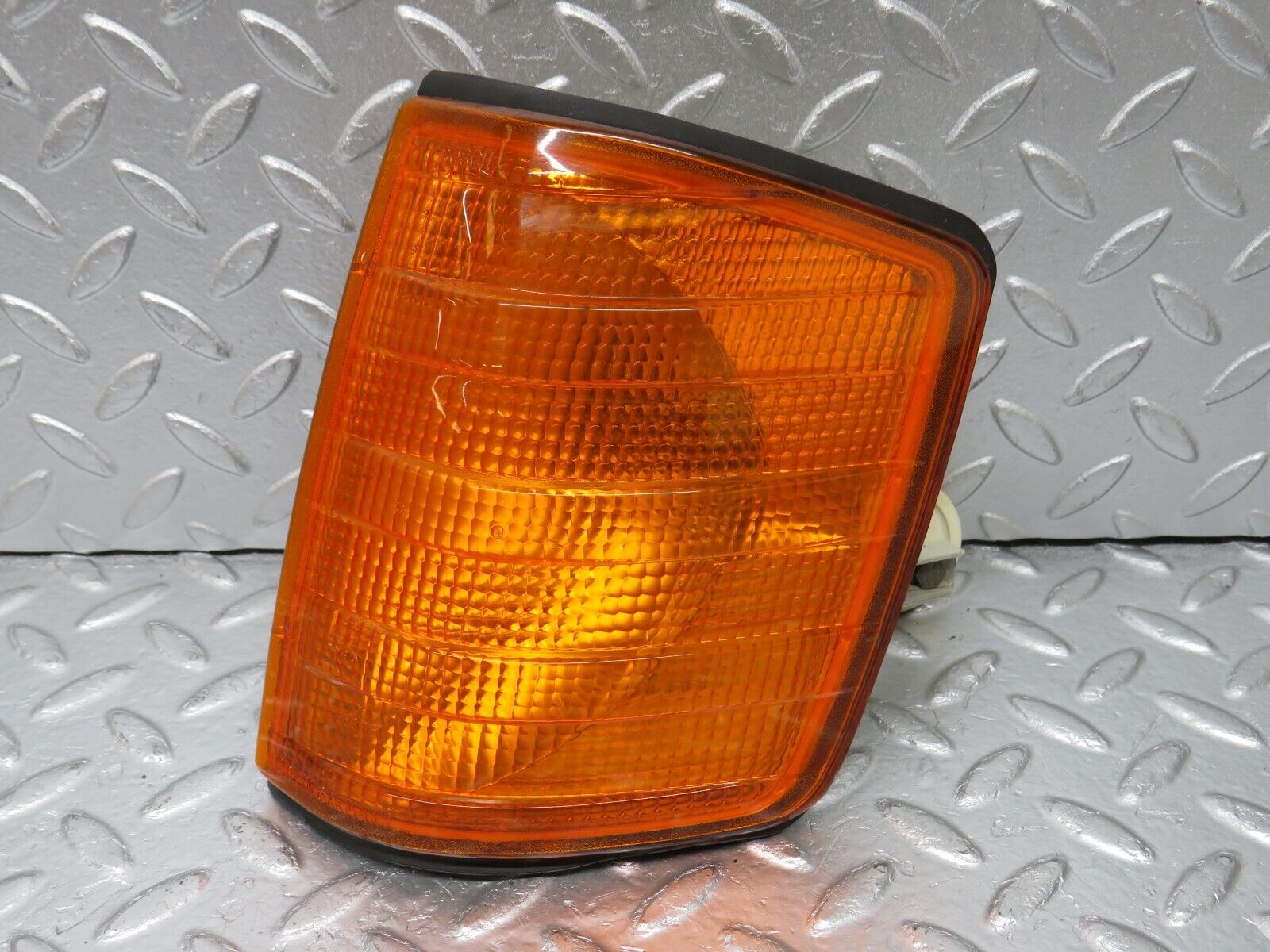 33678 Mercedes-Benz W201 190E 2.0L Indicator Light Front Left Bosch 1305232034