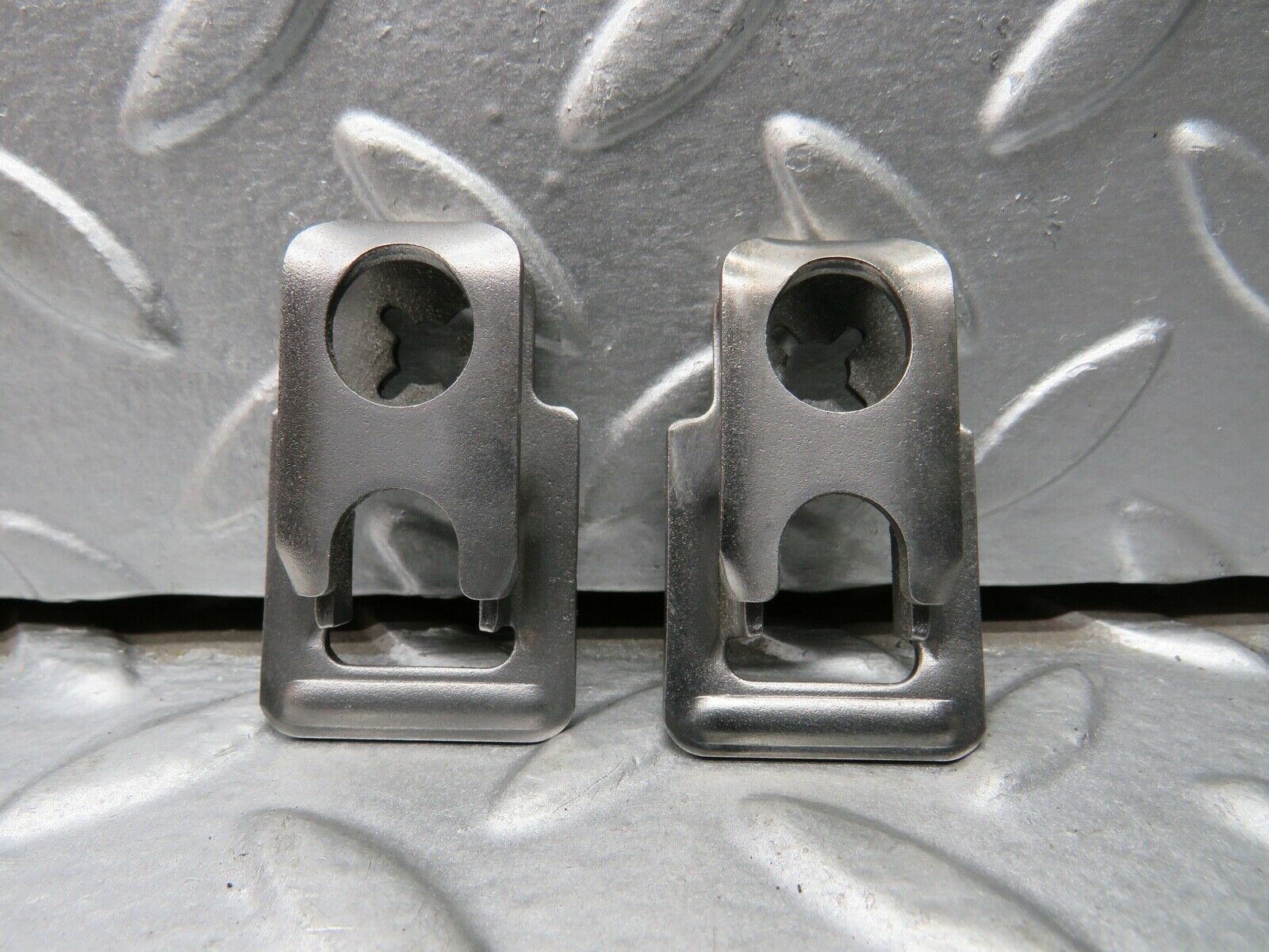 21800 Mercedes-Benz W126 300SE Fuel Injector Bracket 2 pcs