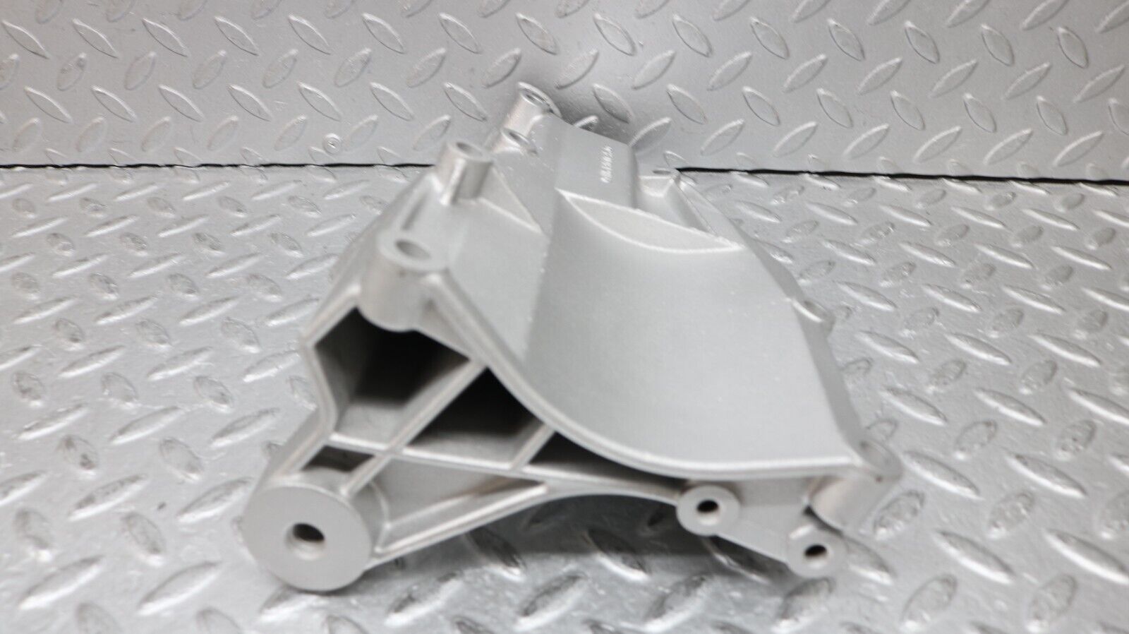 37240 Mercedes-Benz C126 420SEC Coupe Air Conditioning Compressor Bracket 1161301035